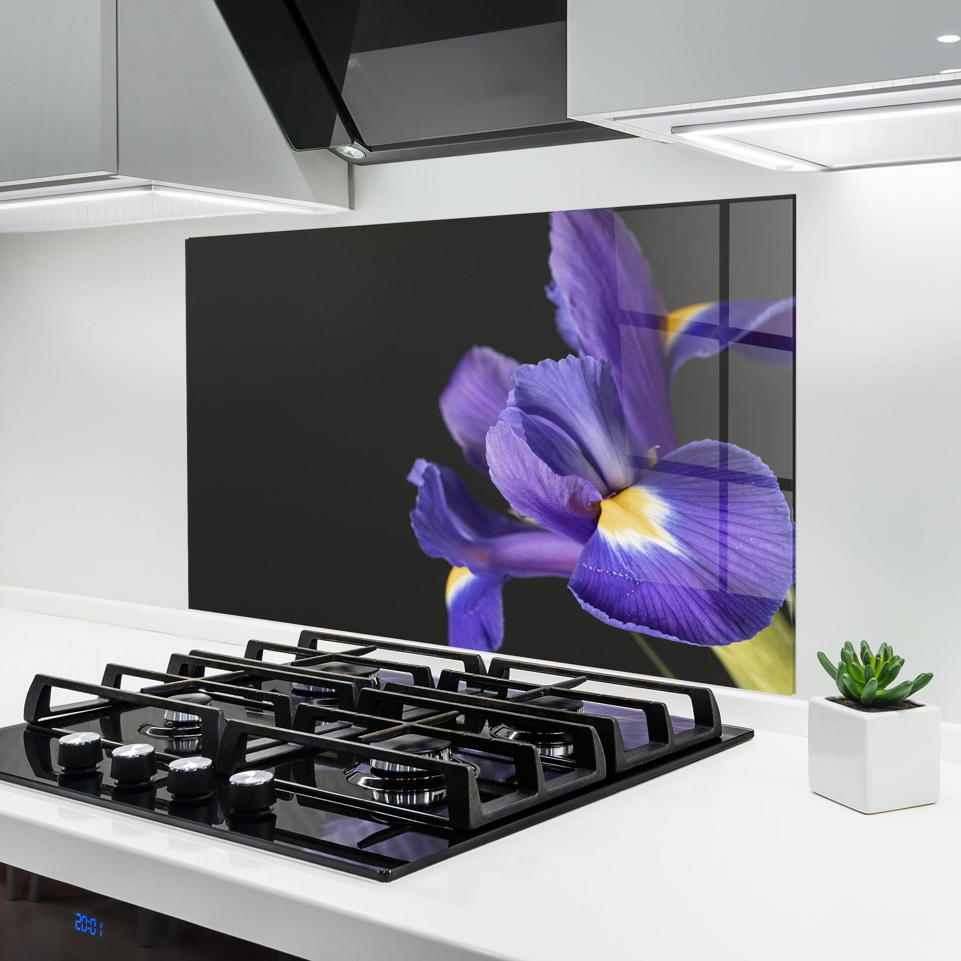 Küchenrückwand Glas Iris On Black mockup 6