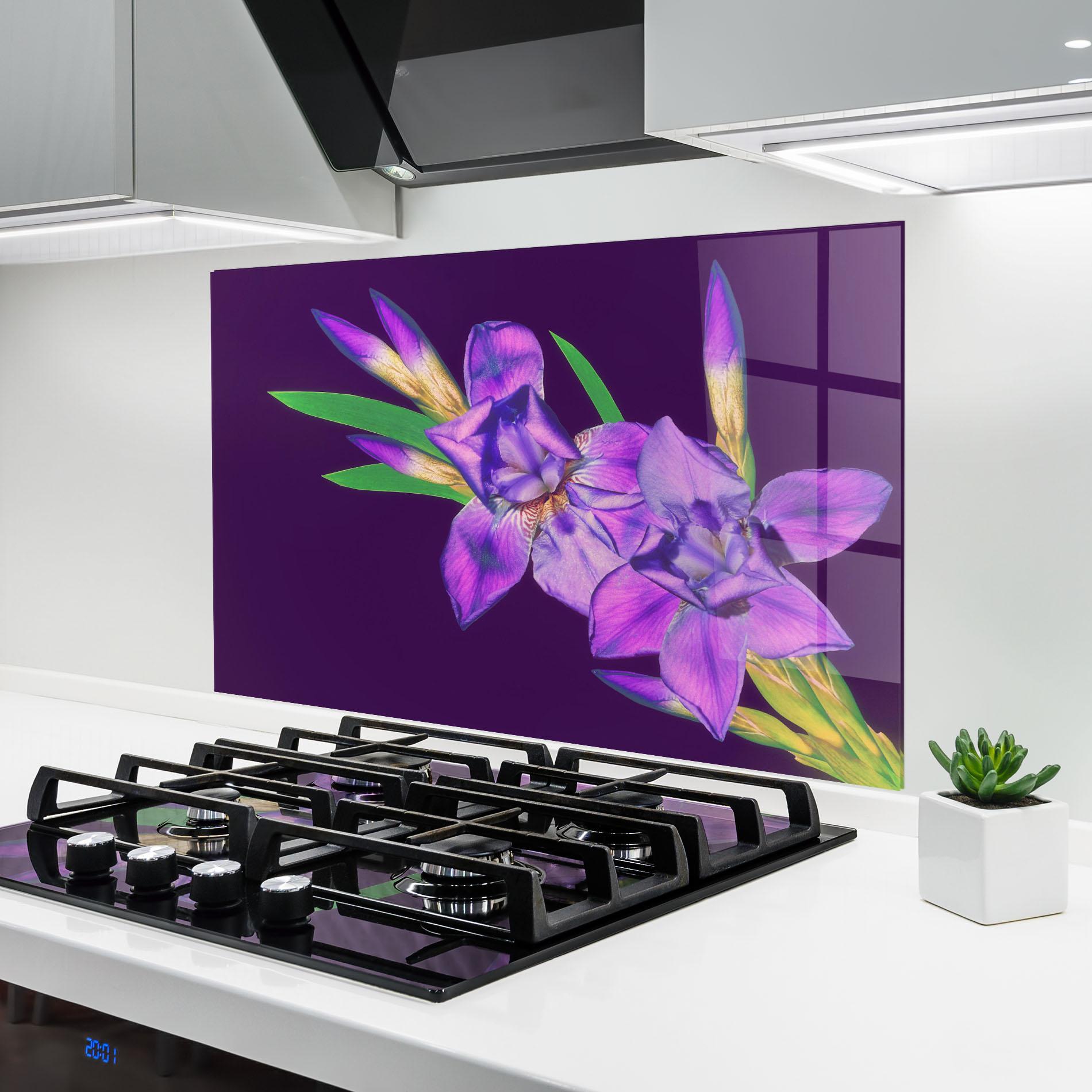 Küchenrückwand Glas Iris On Purple mockup 6