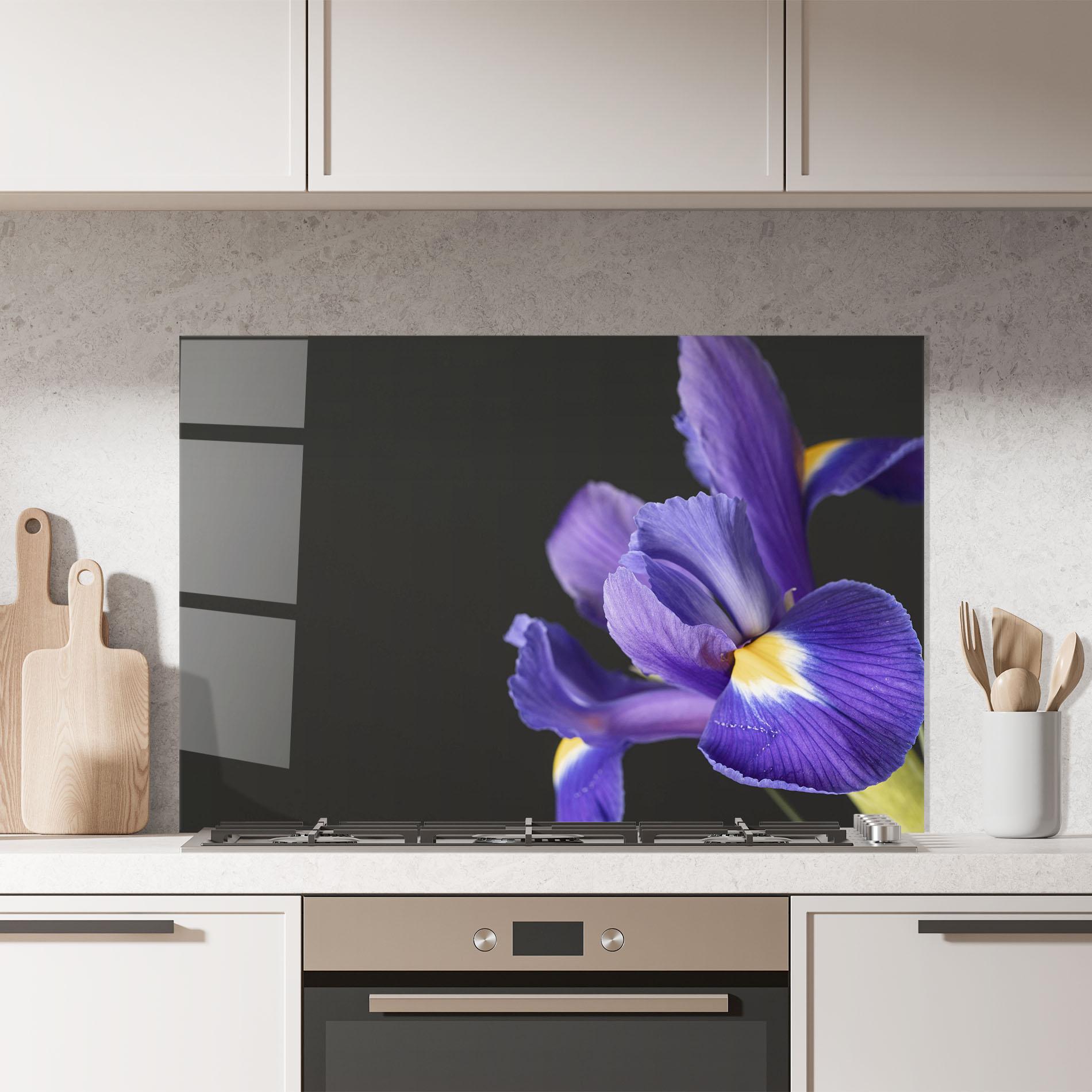 Küchenrückwand Glas Iris On Black mockup 7
