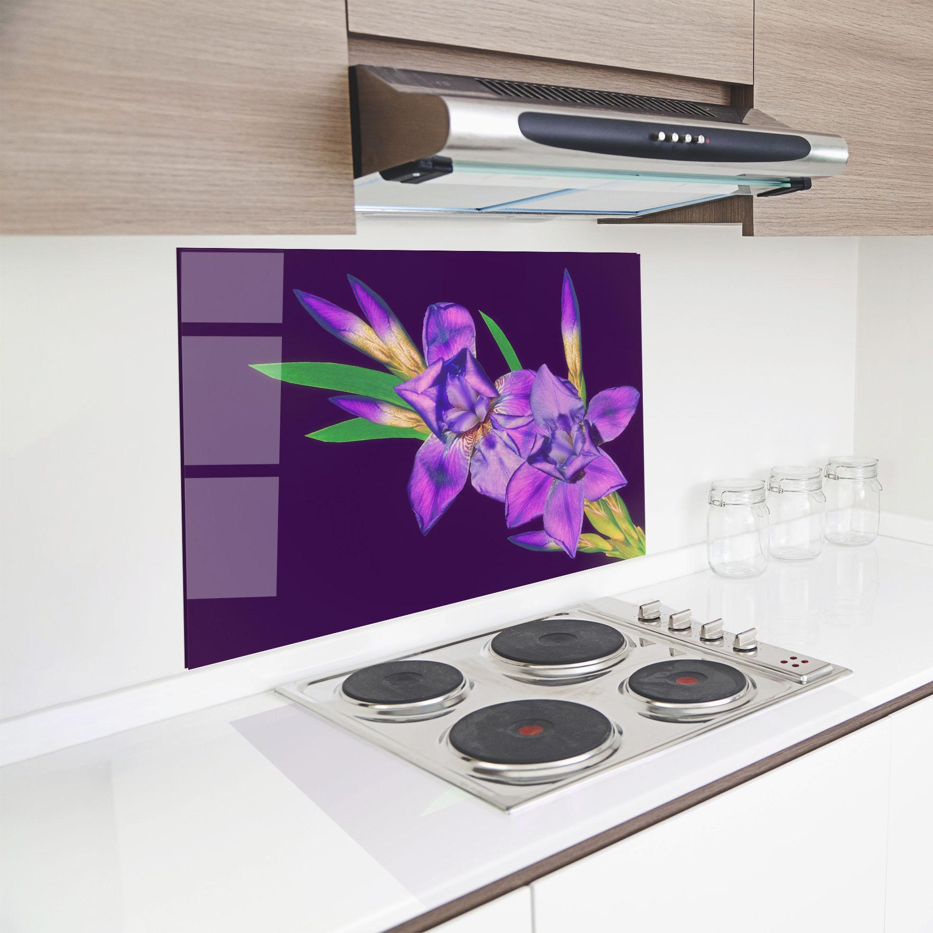Küchenrückwand Glas Iris On Purple mockup 8