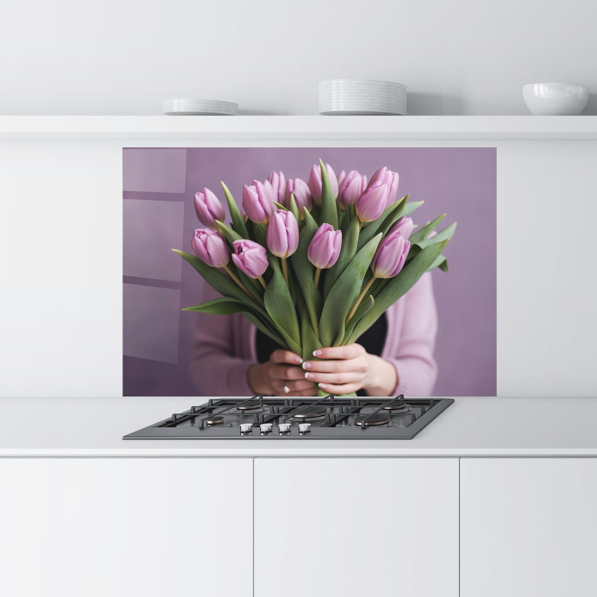 Küchenrückwand Glas Holding Pink Tulips mockup 9