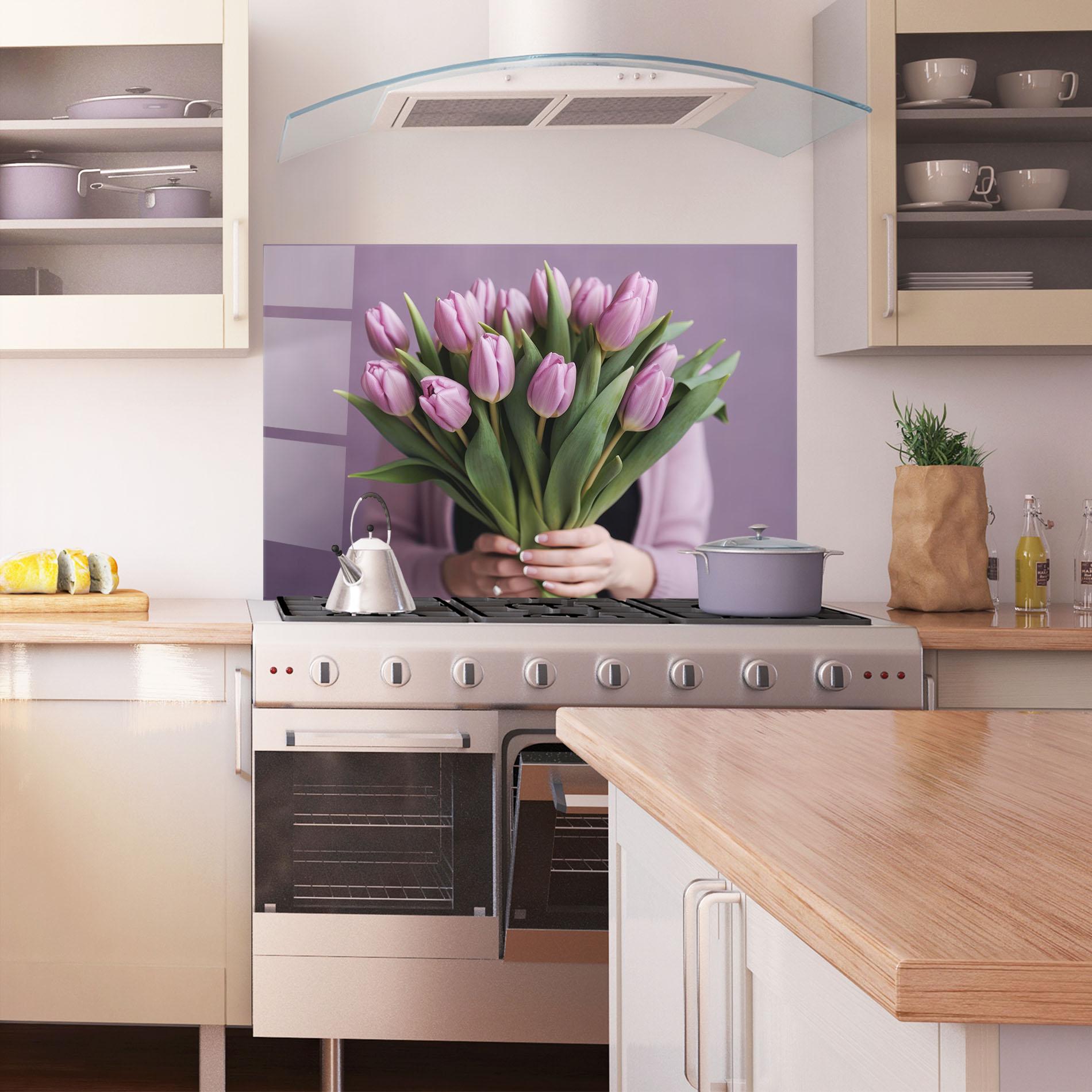 Küchenrückwand Glas Holding Pink Tulips mockup 1