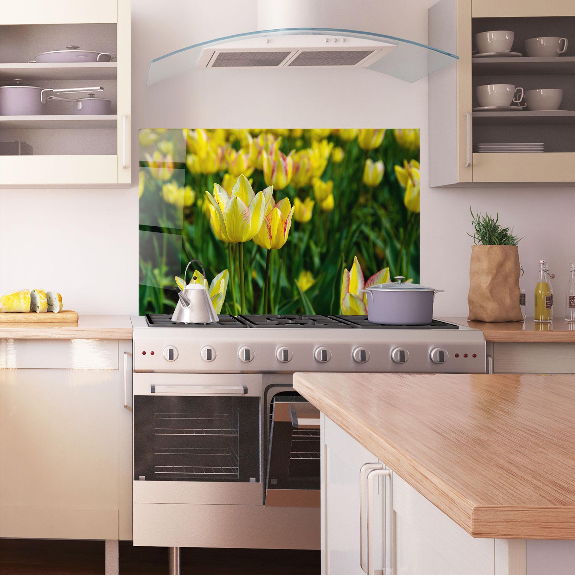 Küchenrückwand Glas Light Yellow Tulips mockup 1