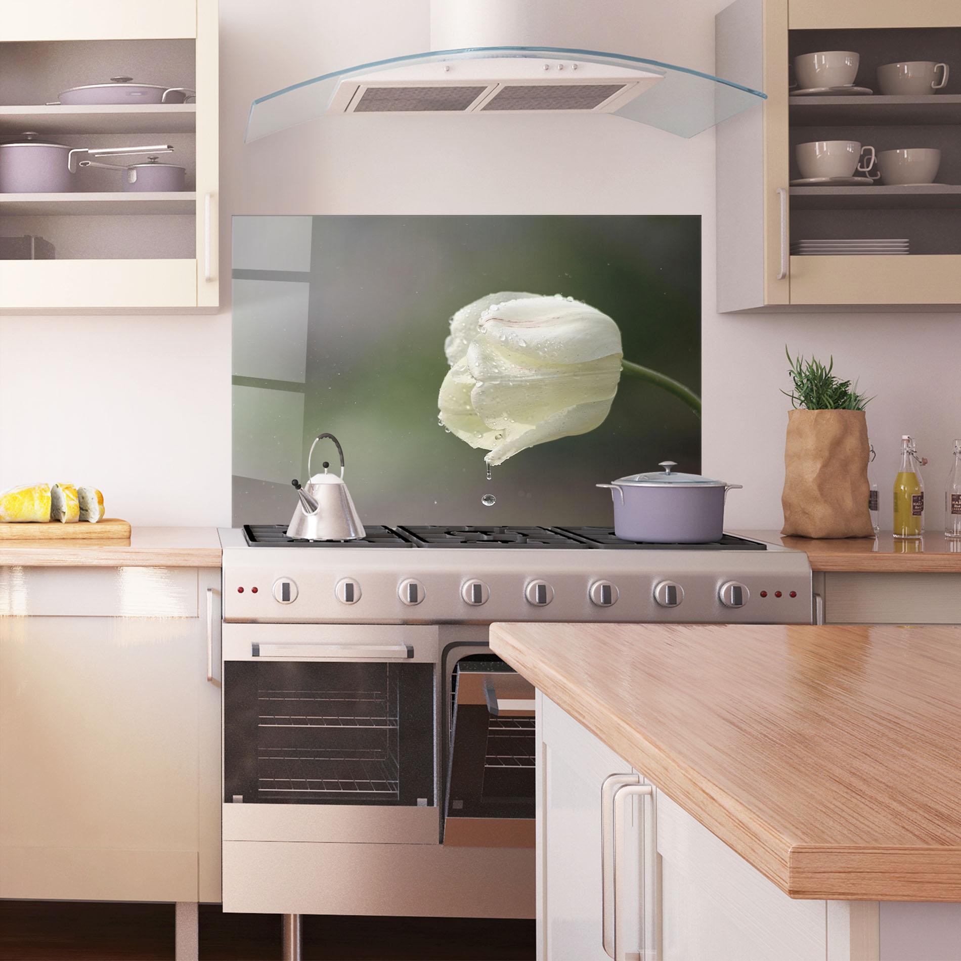 Küchenrückwand Glas White Single Tulip mockup 1