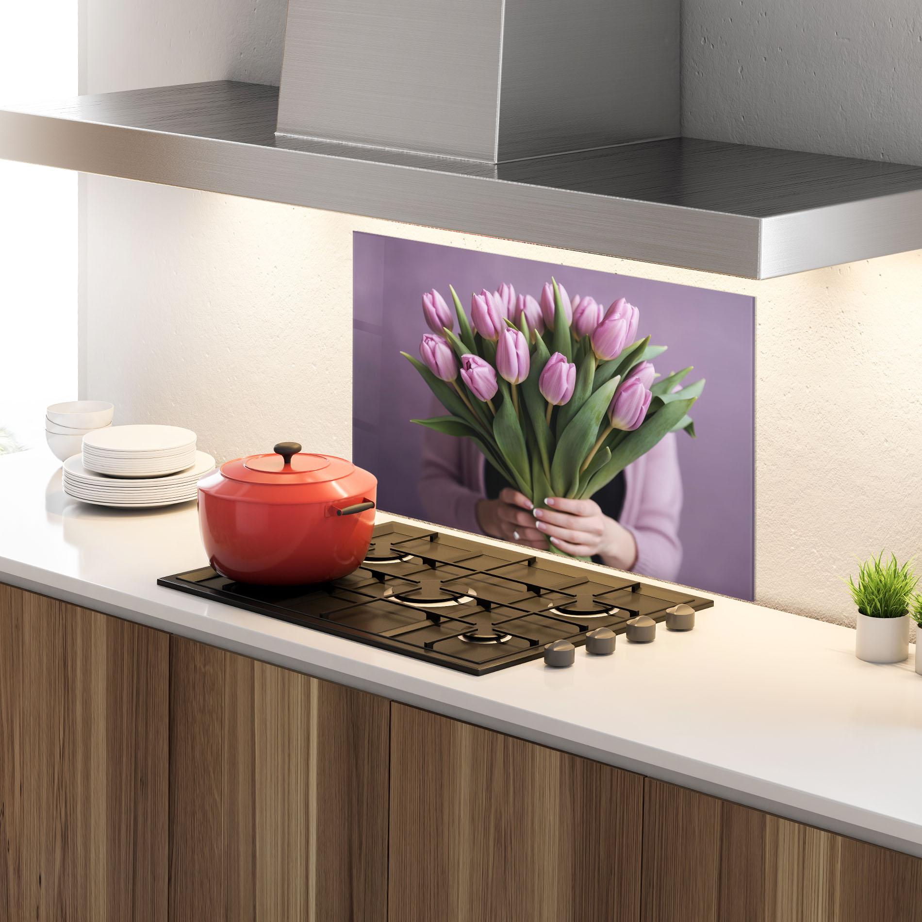 Küchenrückwand Glas Holding Pink Tulips mockup 4