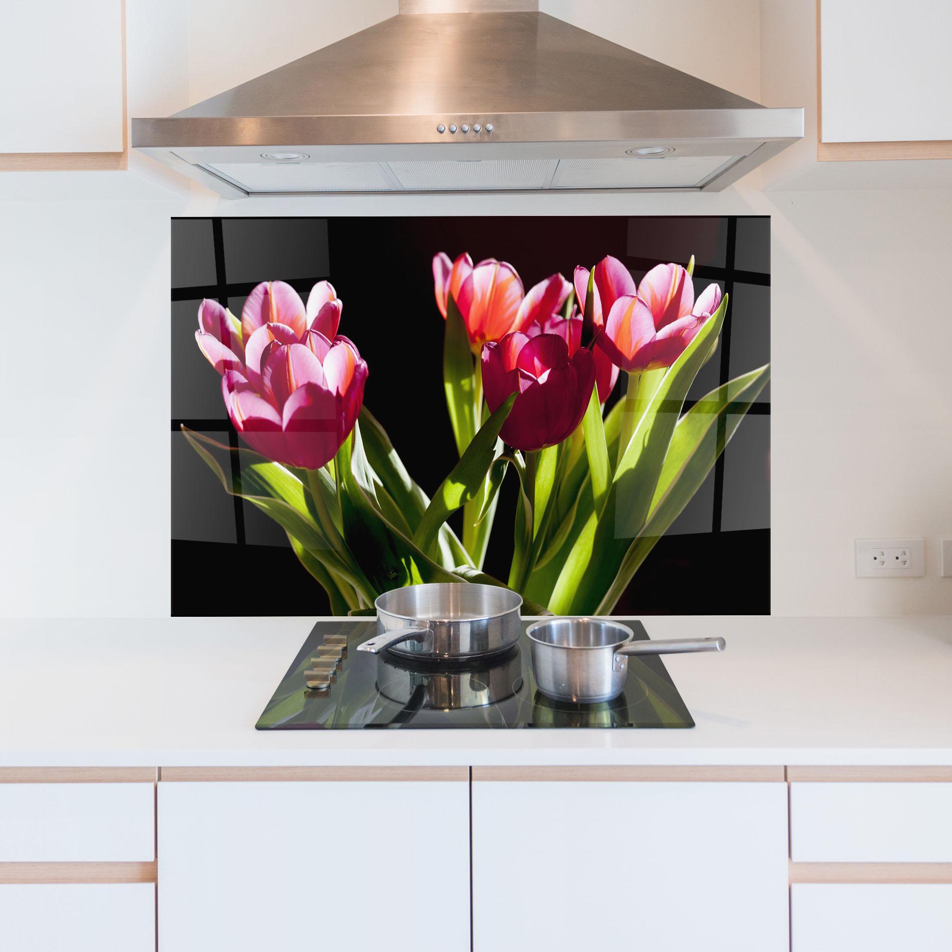 Küchenrückwand Glas Dark Pink Tulips mockup 5