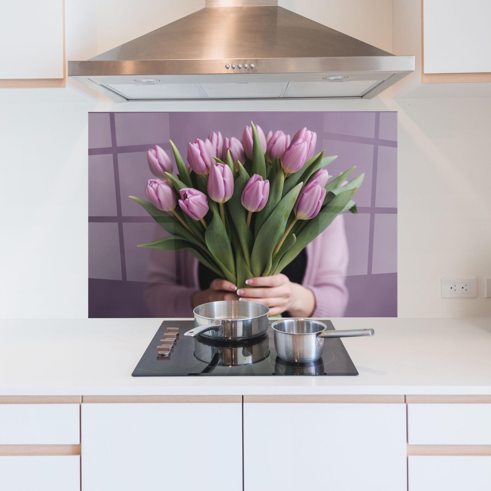 Küchenrückwand Glas Holding Pink Tulips mockup 5