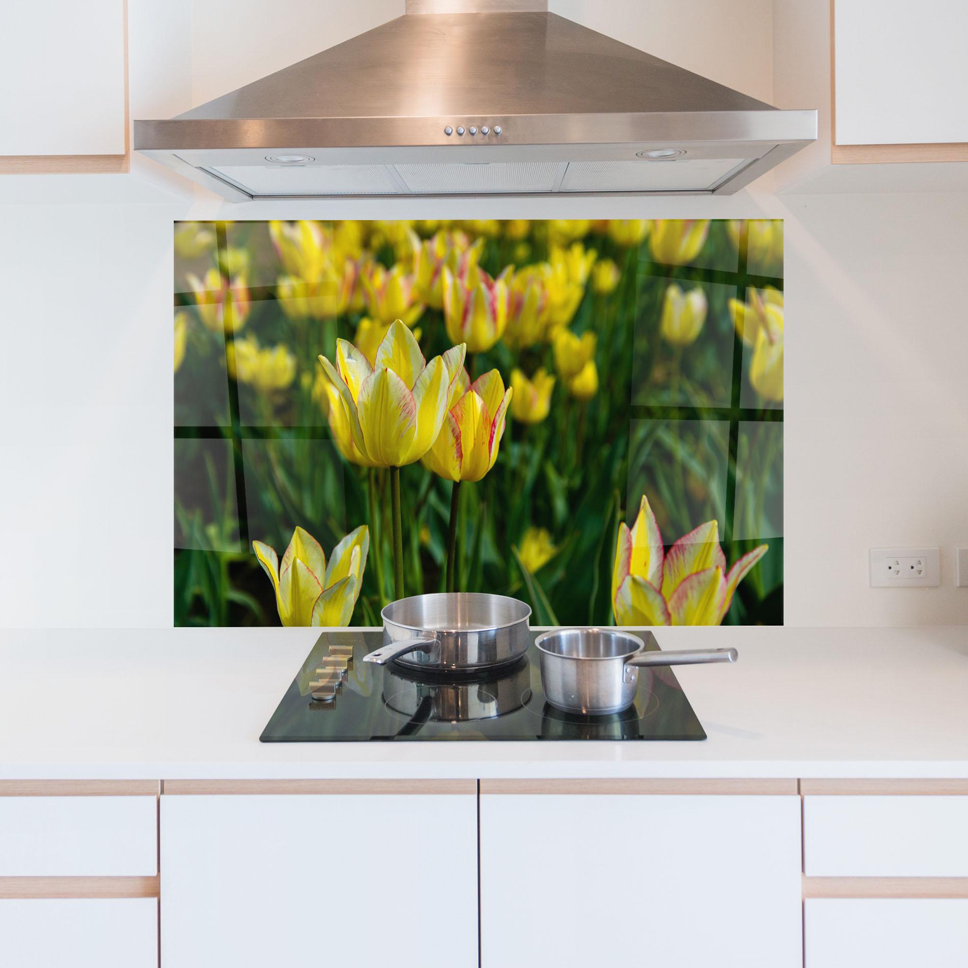 Küchenrückwand Glas Light Yellow Tulips mockup 5