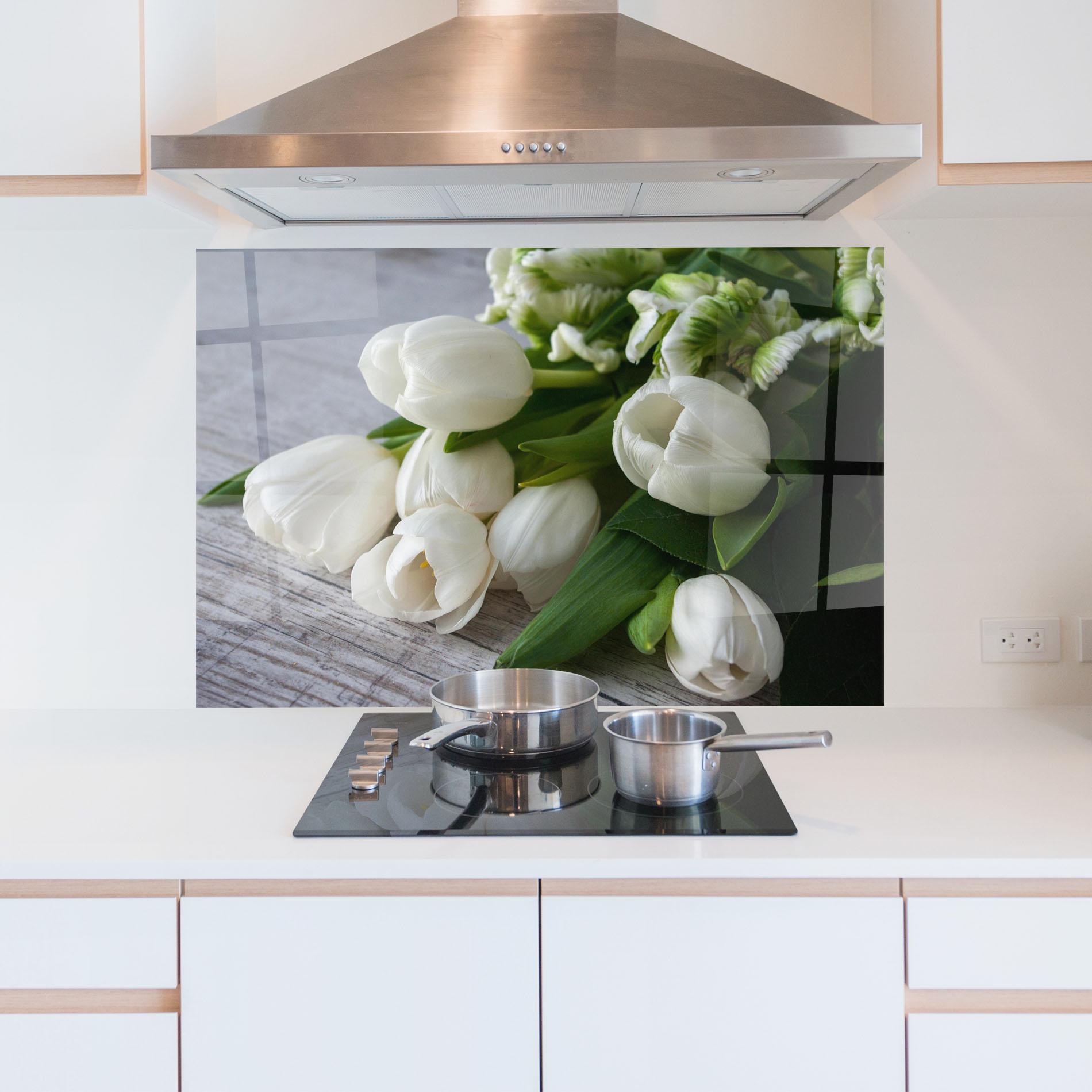 Küchenrückwand Glas White Tulips Bouquet mockup 5