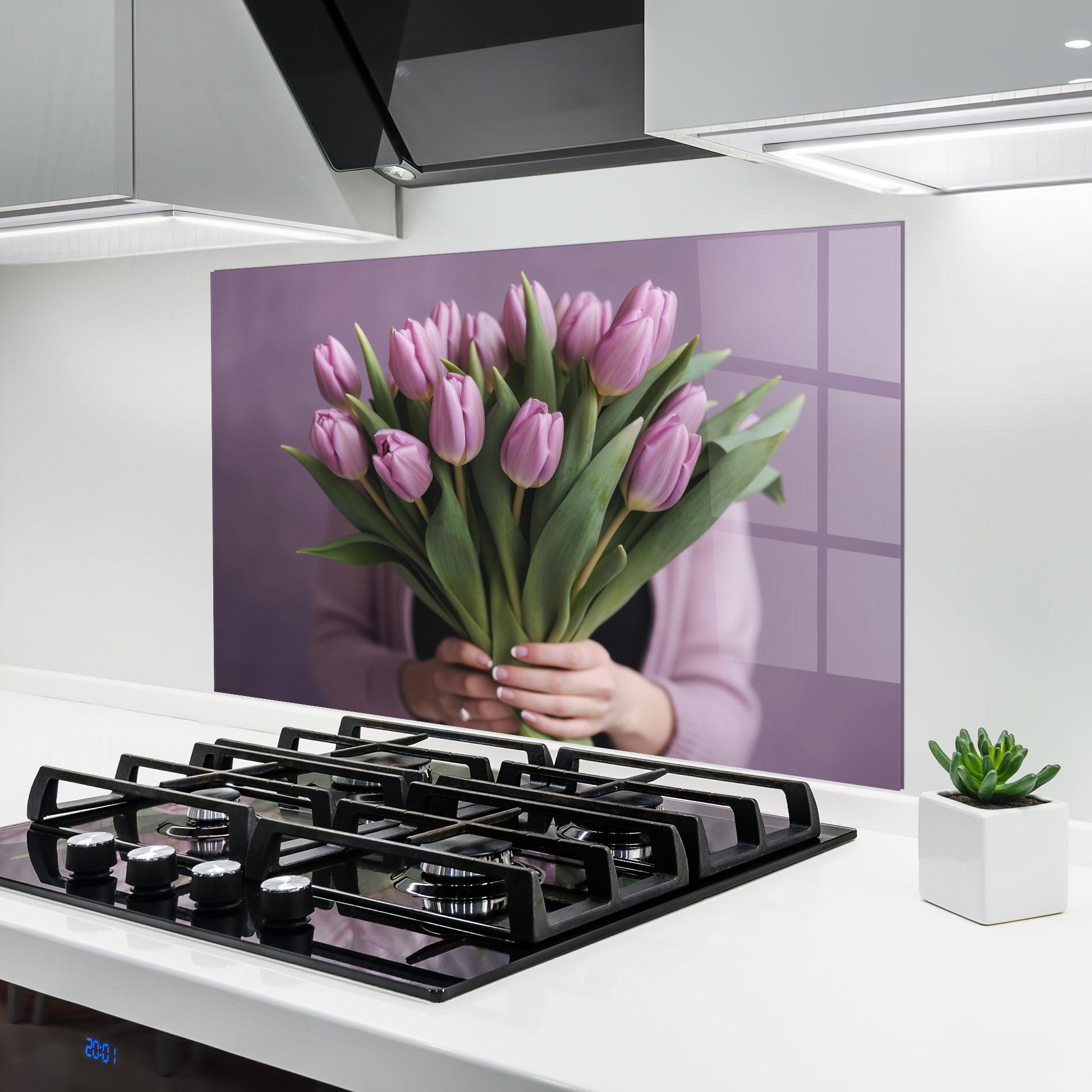 Küchenrückwand Glas Holding Pink Tulips mockup 6