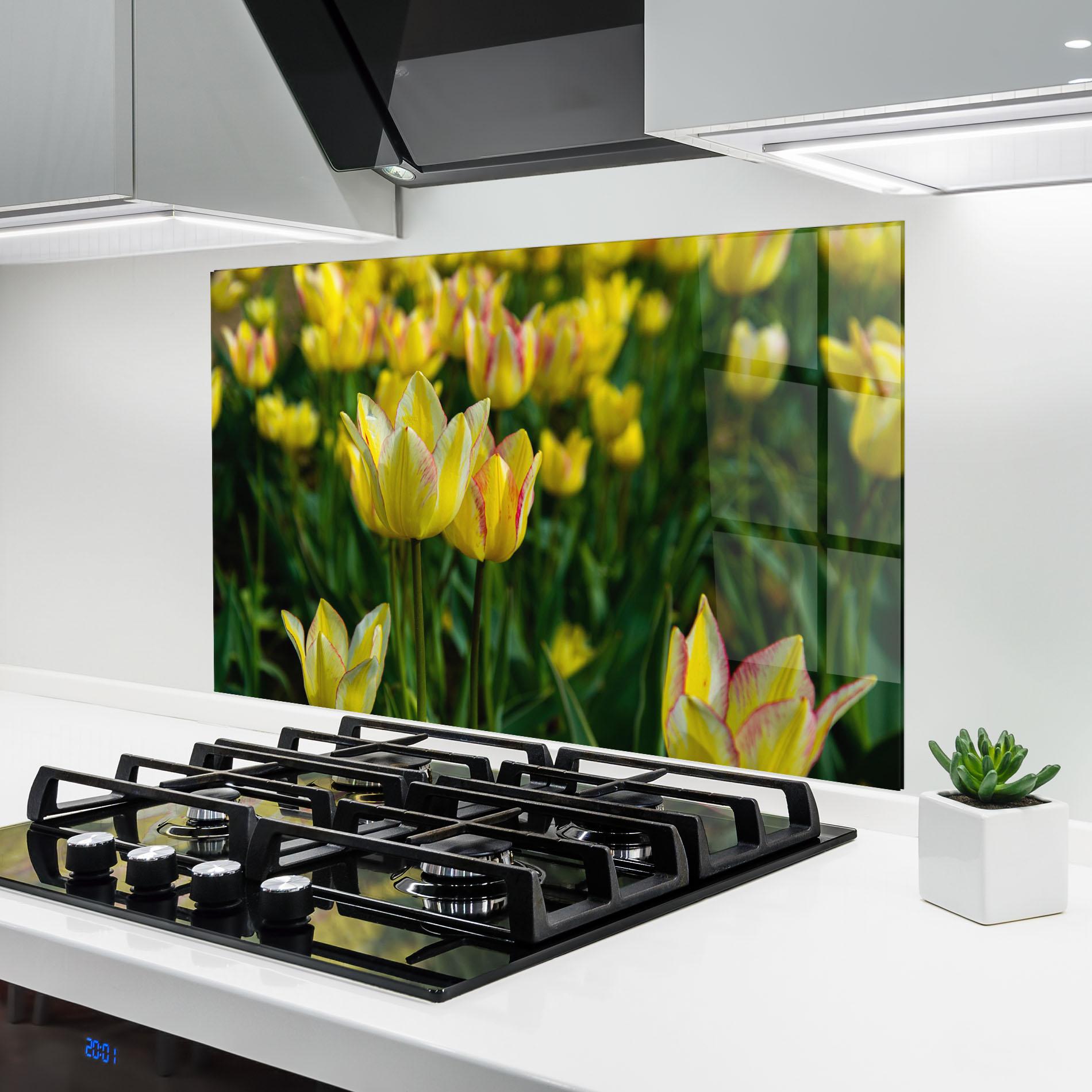 Küchenrückwand Glas Light Yellow Tulips mockup 6