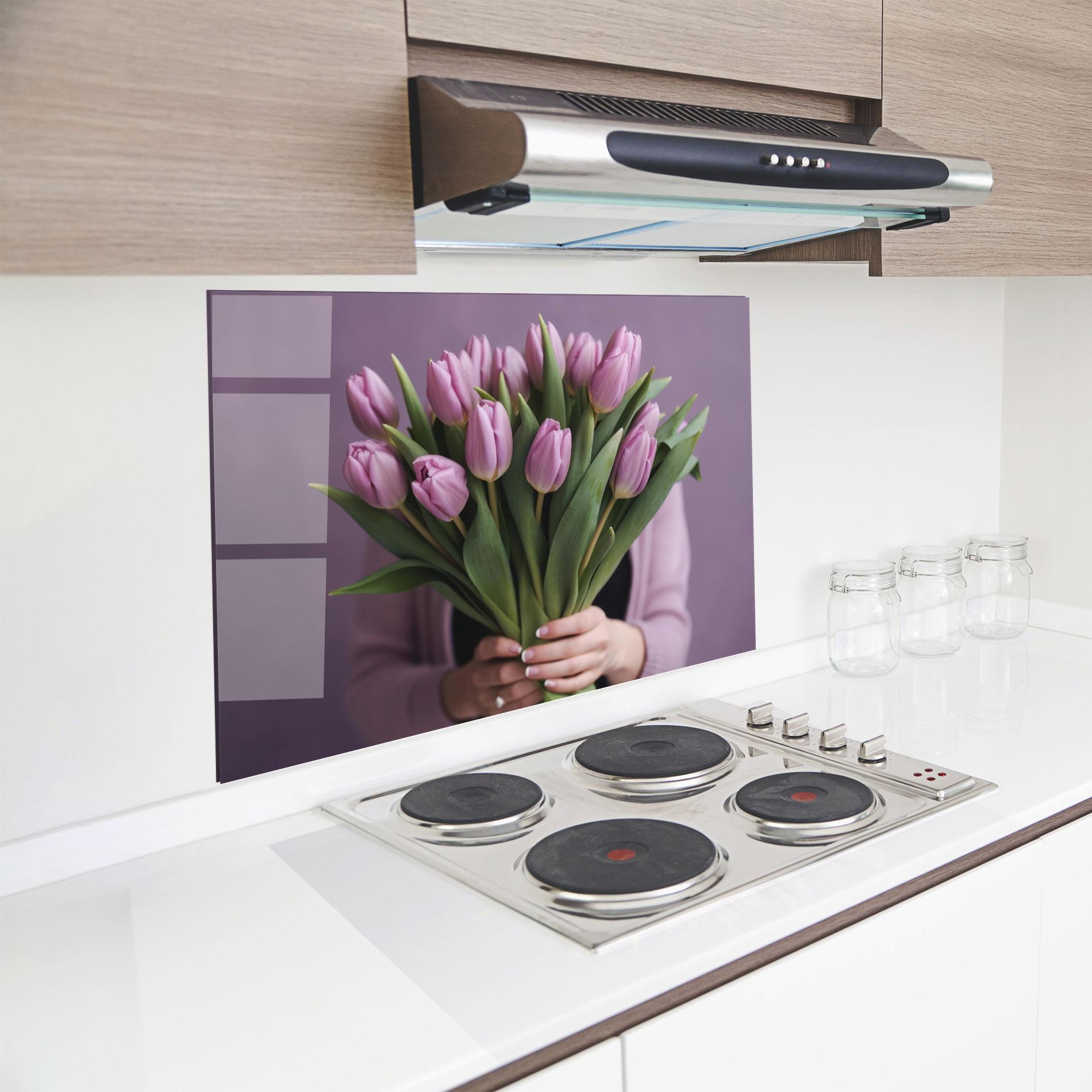 Küchenrückwand Glas Holding Pink Tulips mockup 8