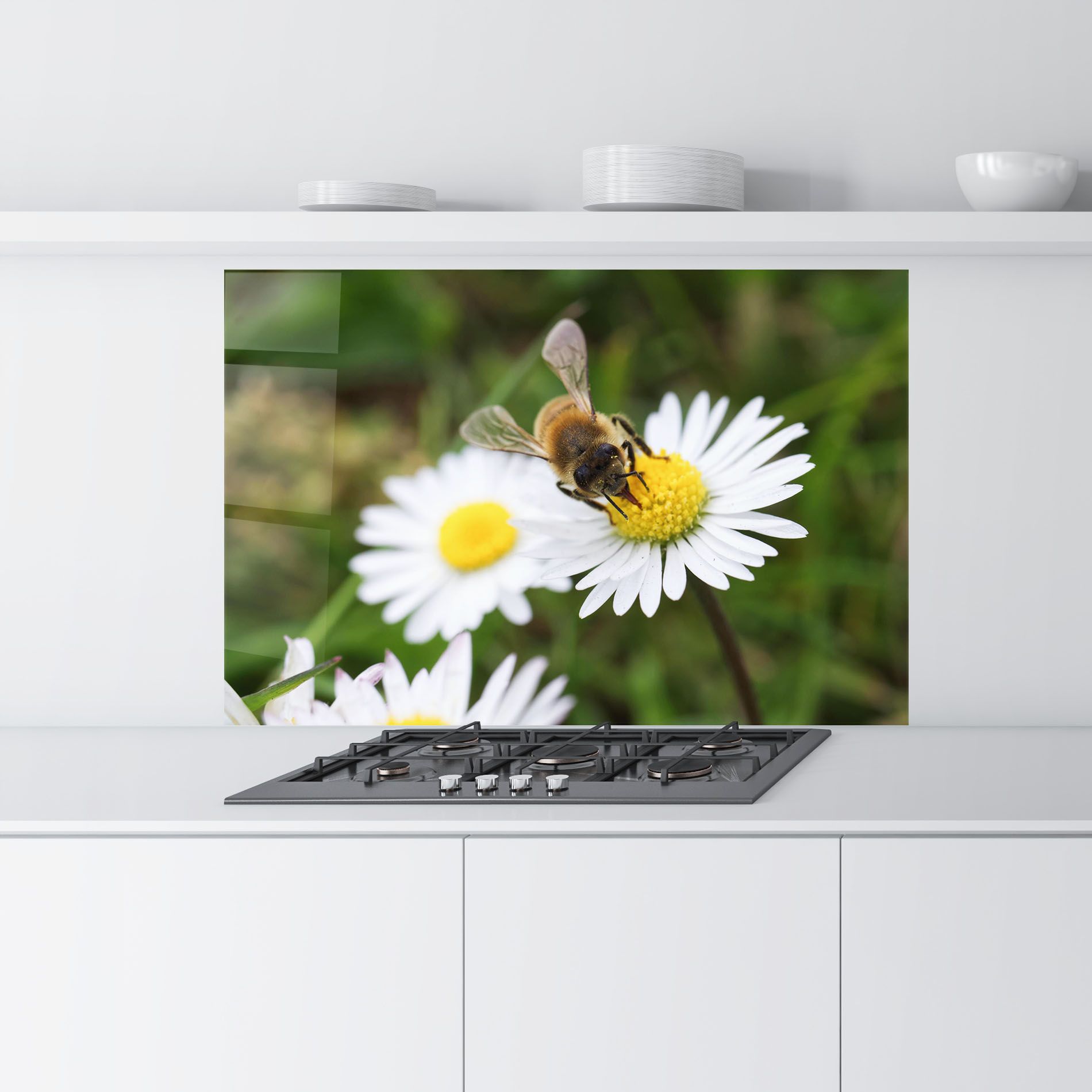 Bee On Little Daisy mockup 9