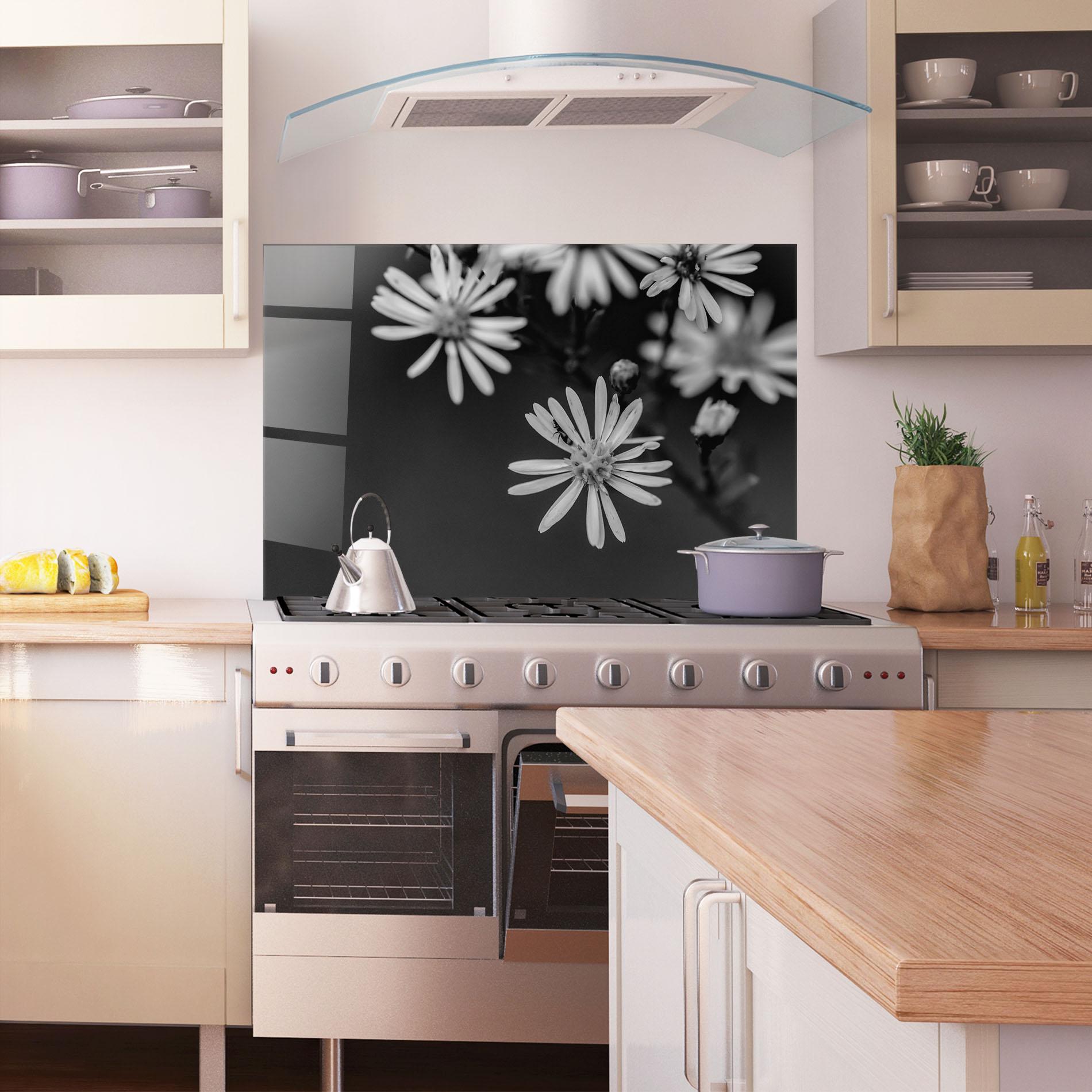 Küchenrückwand Glas Grey Small Daisy mockup 1