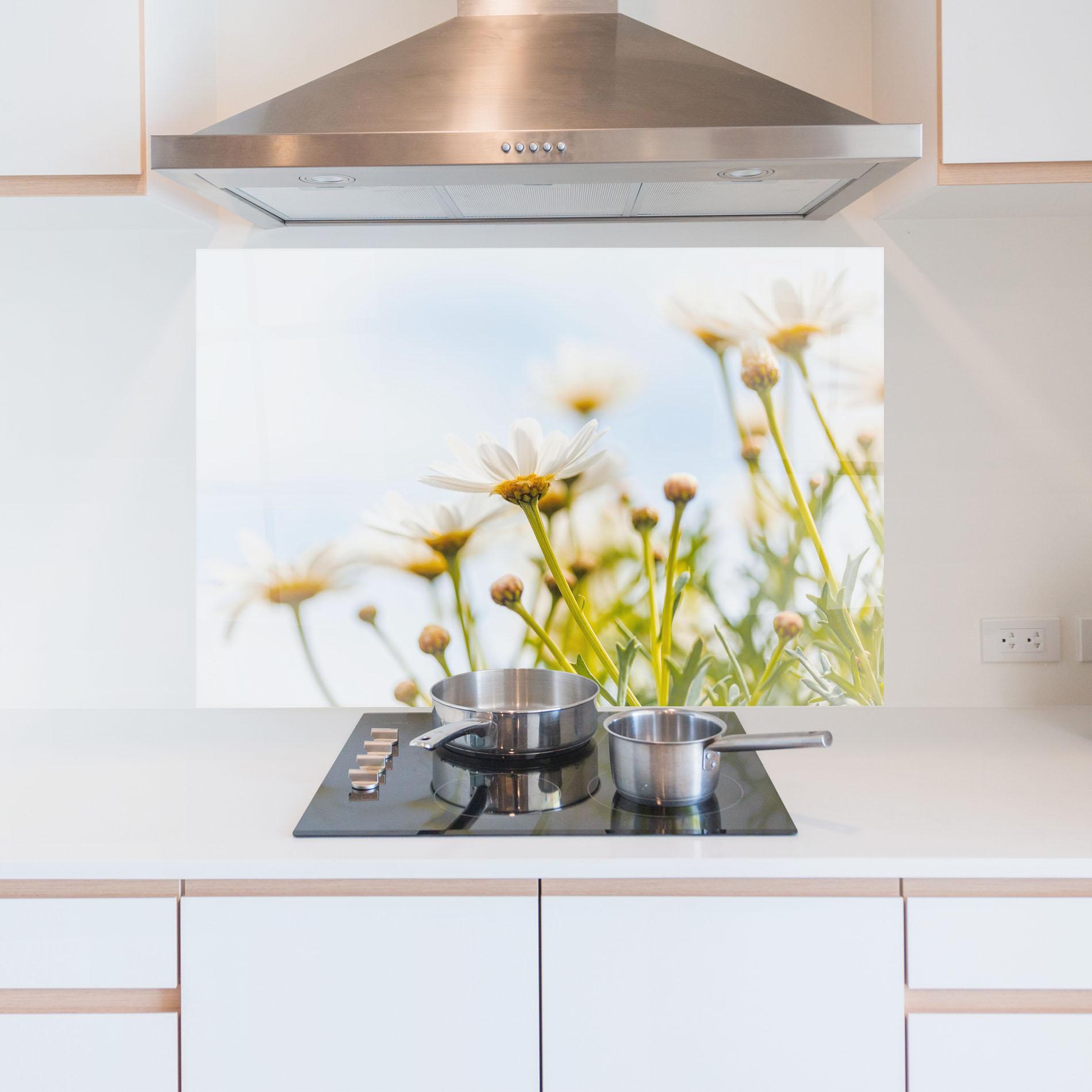 Küchenrückwand Glas Dreamy Daisy mockup 5
