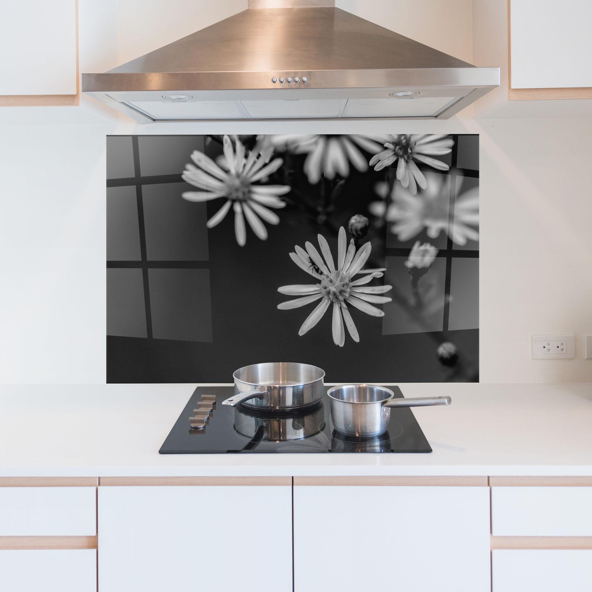 Küchenrückwand Glas Grey Small Daisy mockup 5