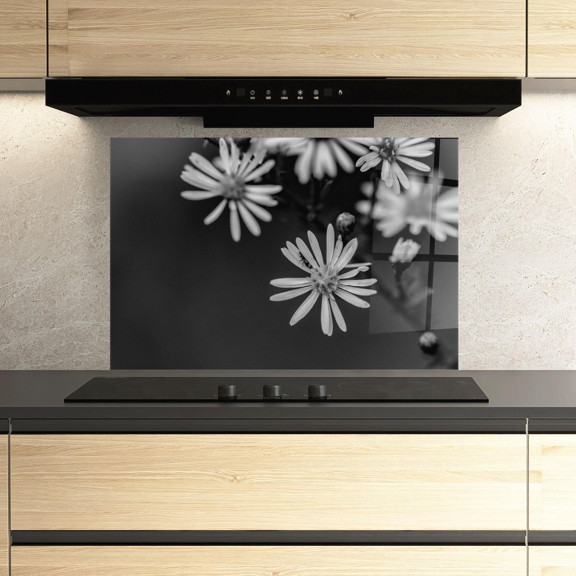 Küchenrückwand Glas Grey Small Daisy mockup 3