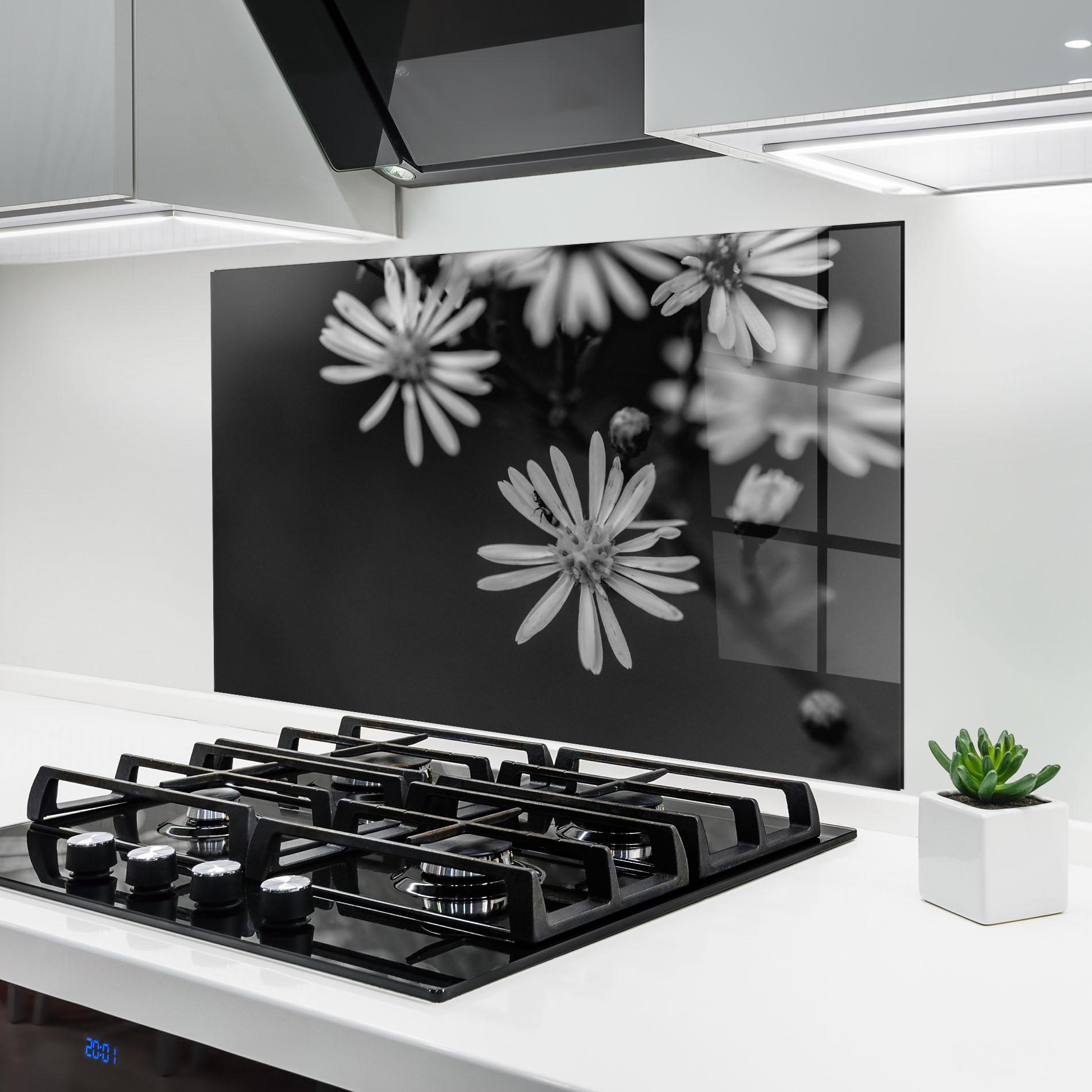 Küchenrückwand Glas Grey Small Daisy mockup 6