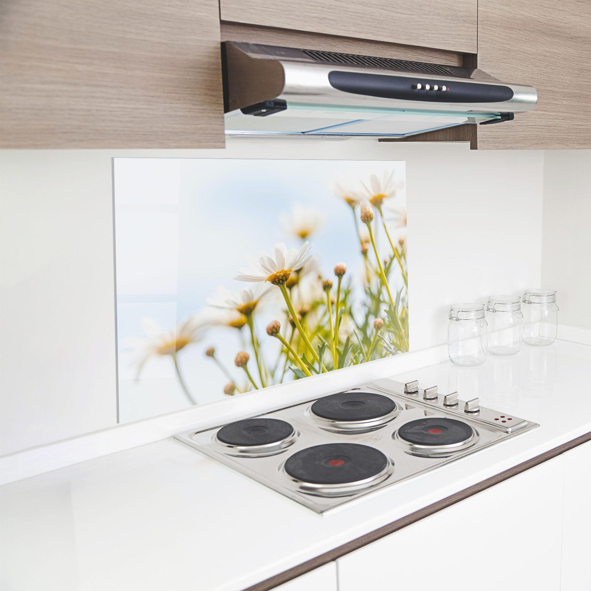 Küchenrückwand Glas Dreamy Daisy mockup 8