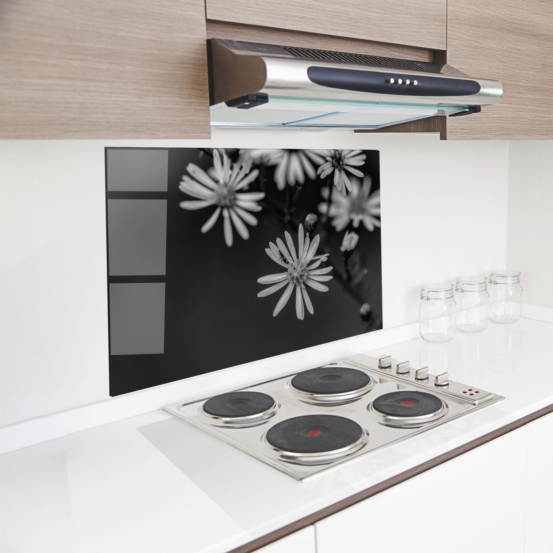 Küchenrückwand Glas Grey Small Daisy mockup 8