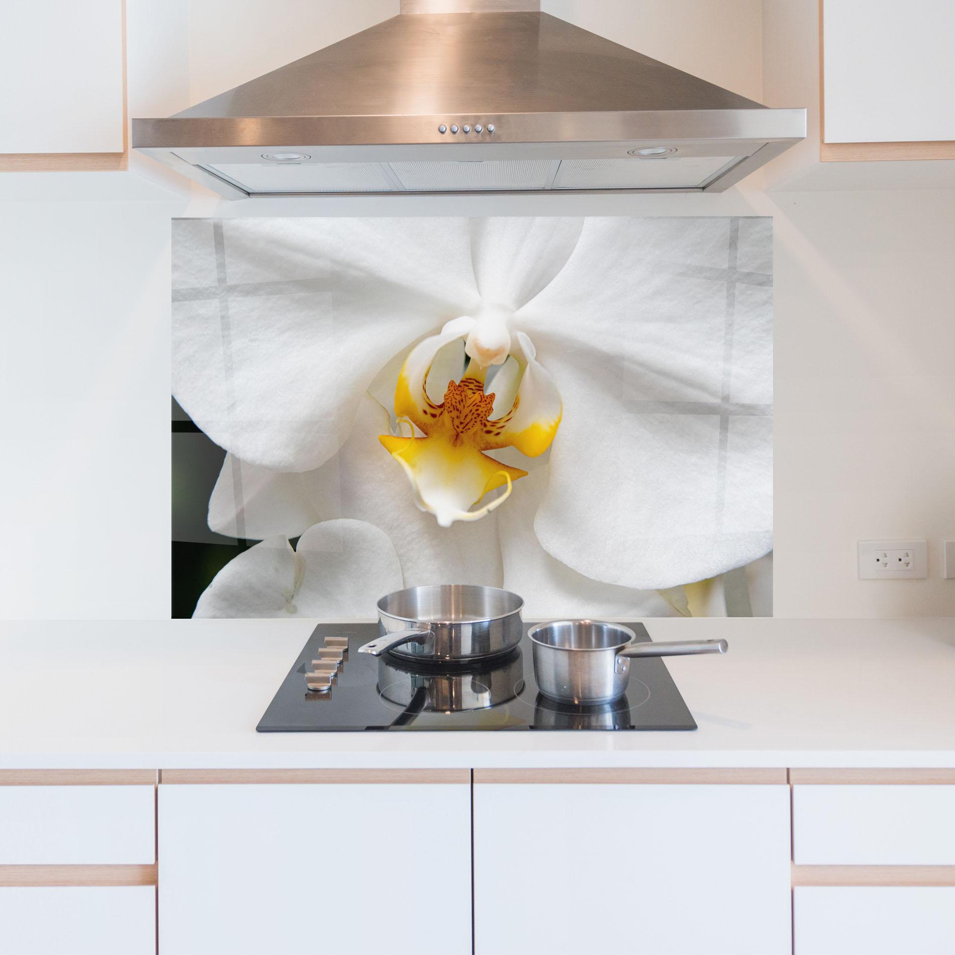 Küchenrückwand Glas Big Orchid Close Up mockup 5