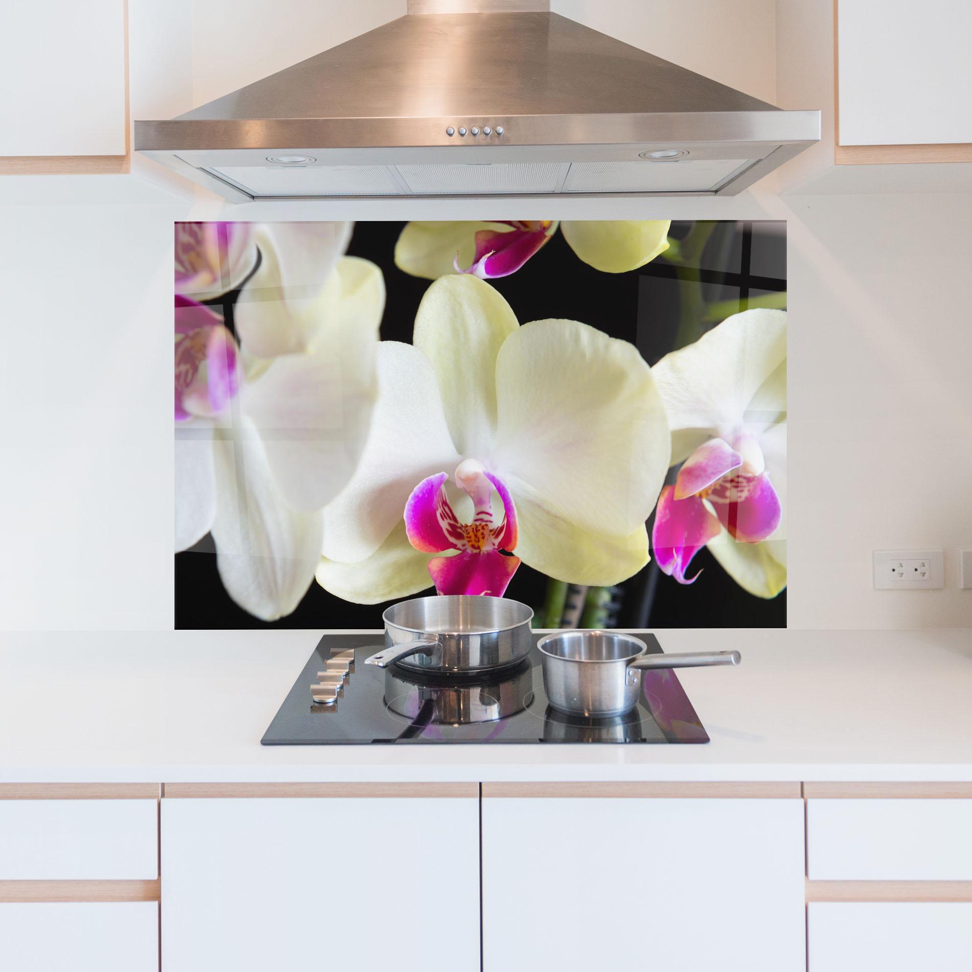 Küchenrückwand Glas Cream Purple Orchids mockup 5