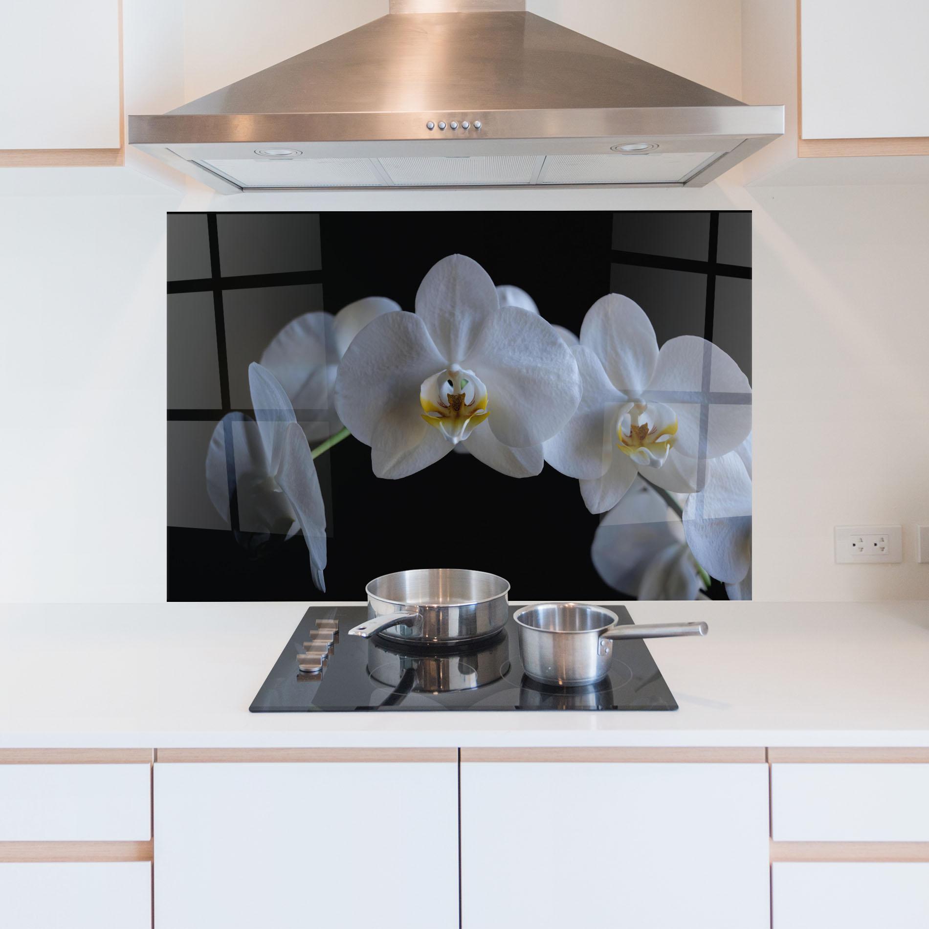 Küchenrückwand Glas White Ochid In Shadow mockup 5