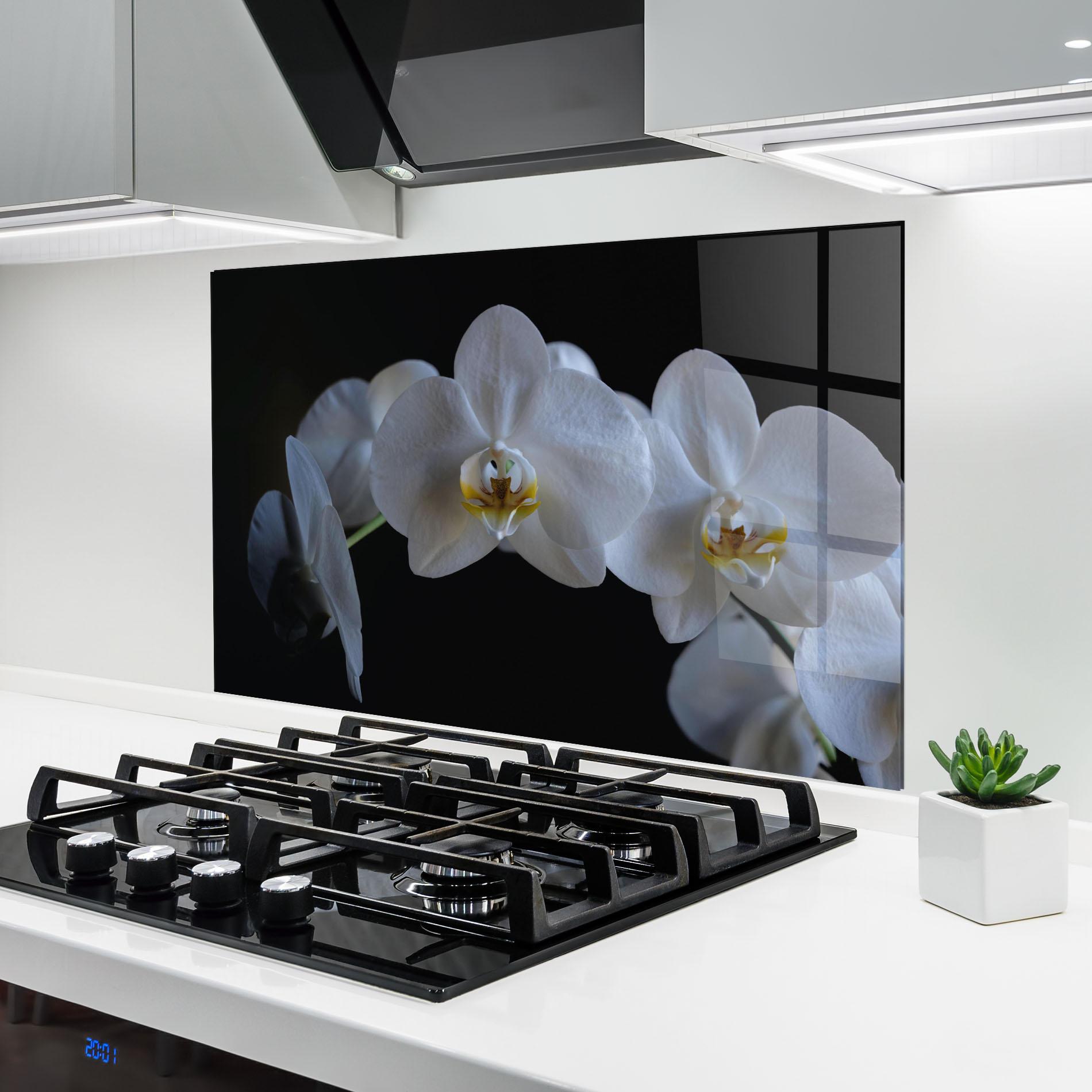 Küchenrückwand Glas White Ochid In Shadow mockup 6