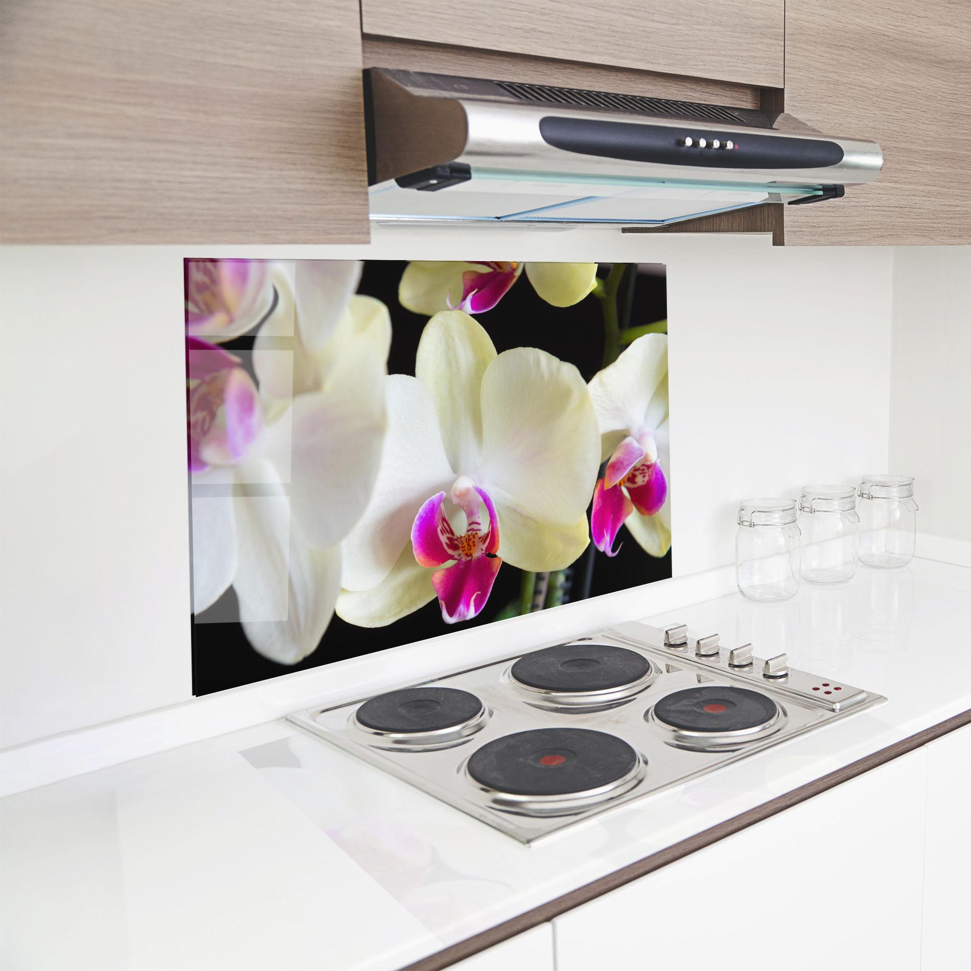Küchenrückwand Glas Cream Purple Orchids mockup 8