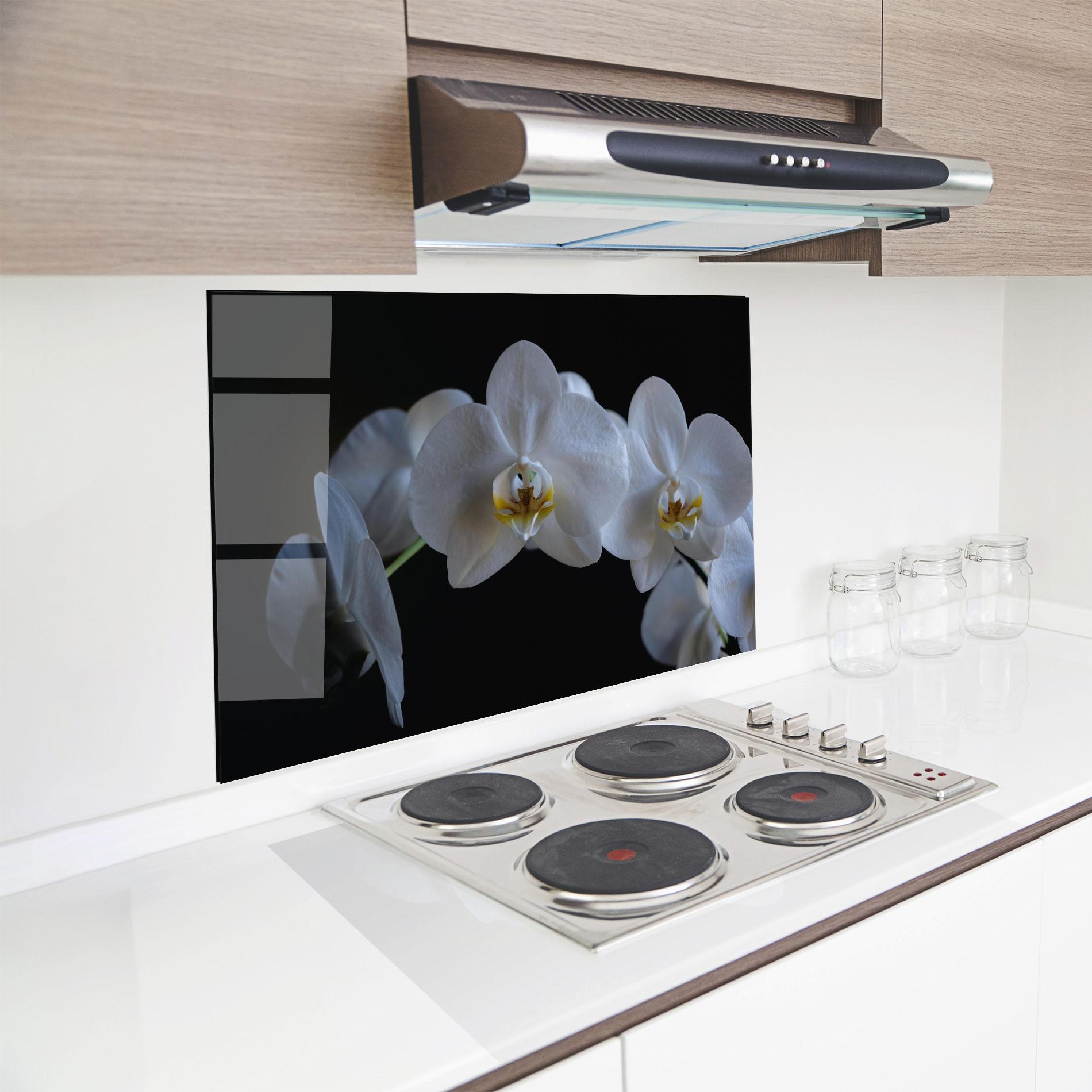 Küchenrückwand Glas White Ochid In Shadow mockup 8