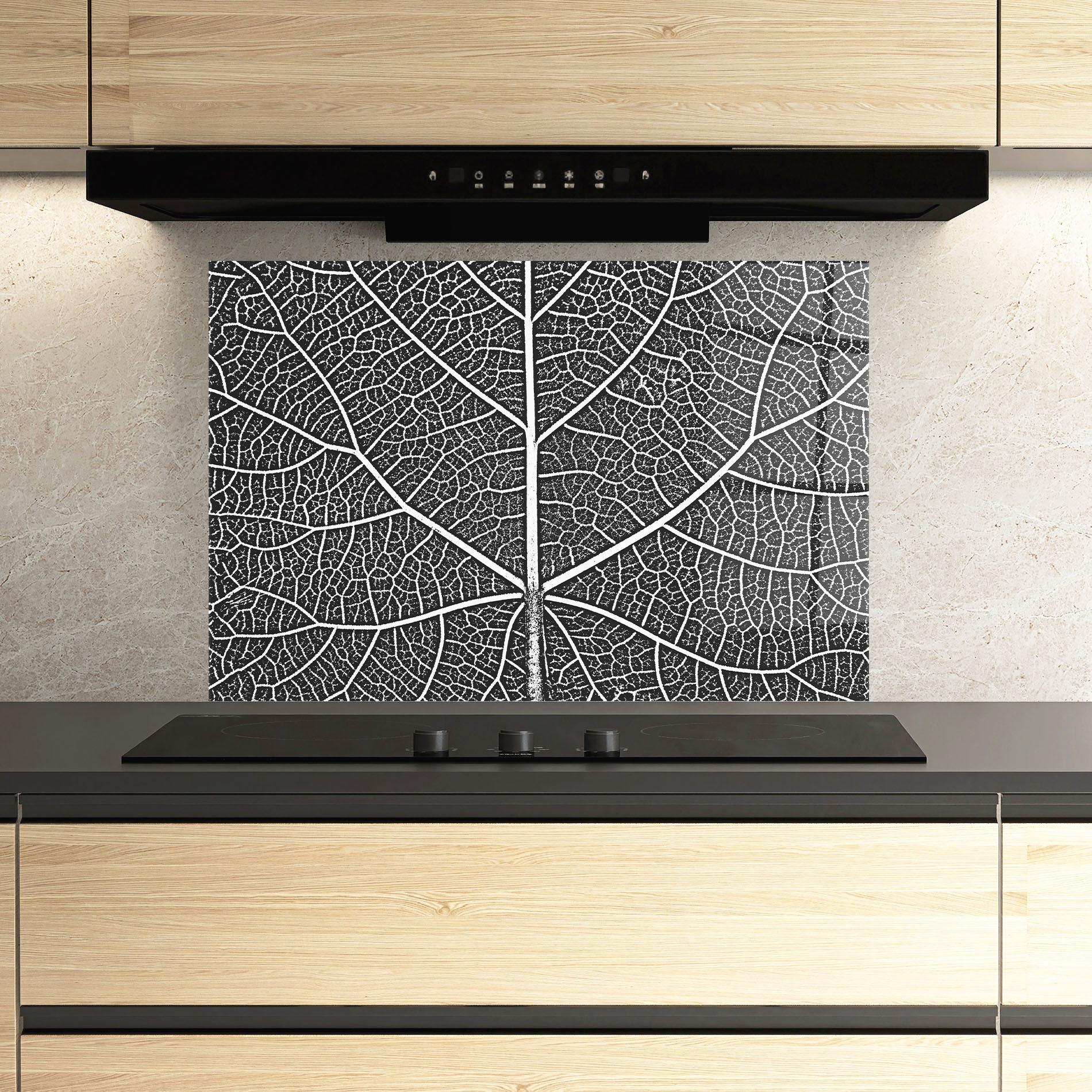 Küchenrückwand Glas Close Grey Leaf mockup 3