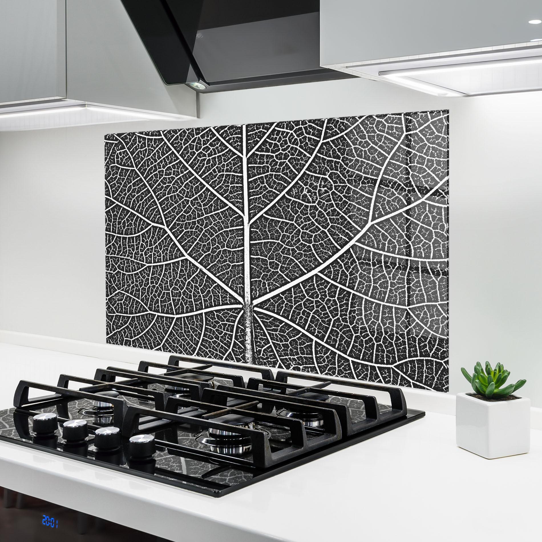 Küchenrückwand Glas Close Grey Leaf mockup 6