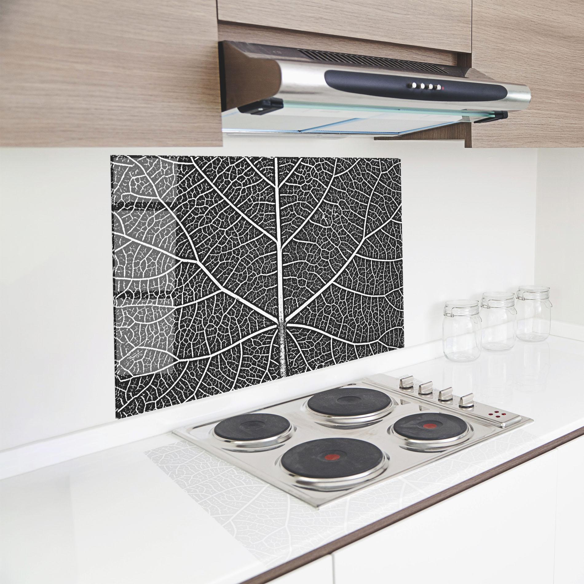 Küchenrückwand Glas Close Grey Leaf mockup 8