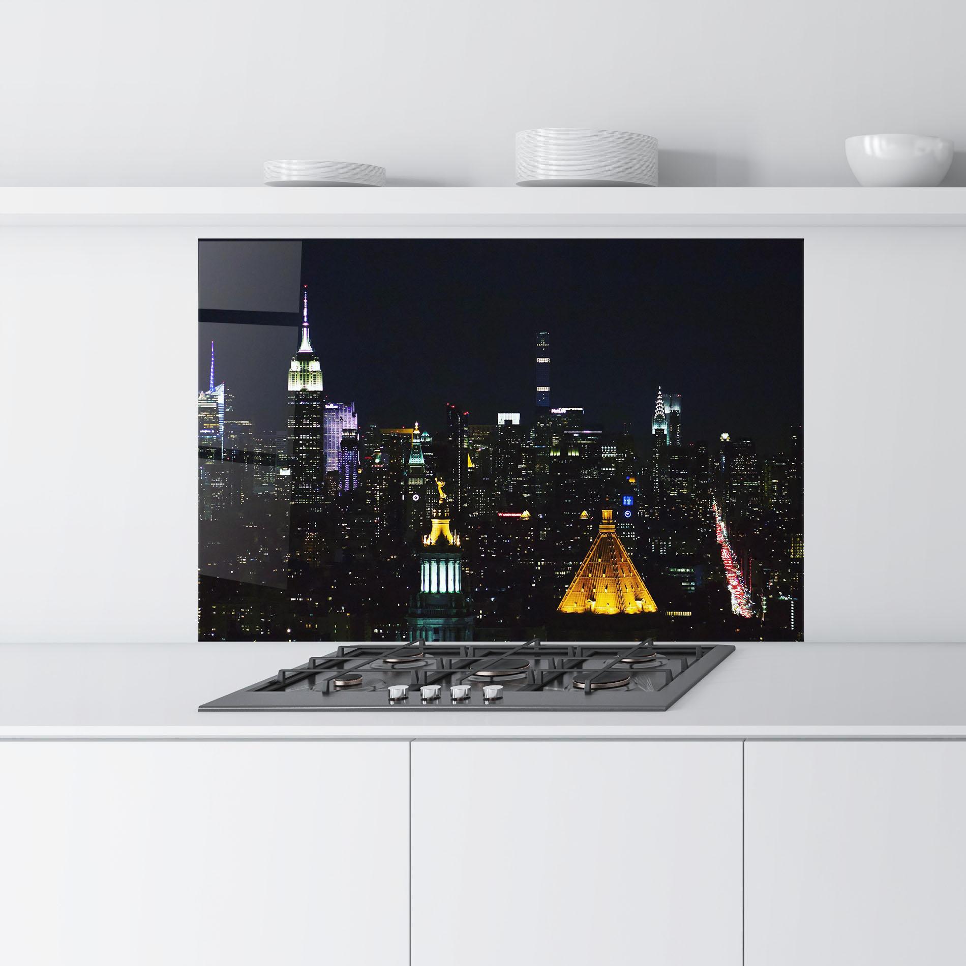 Küchenrückwand Glas Pretty City Night mockup 9
