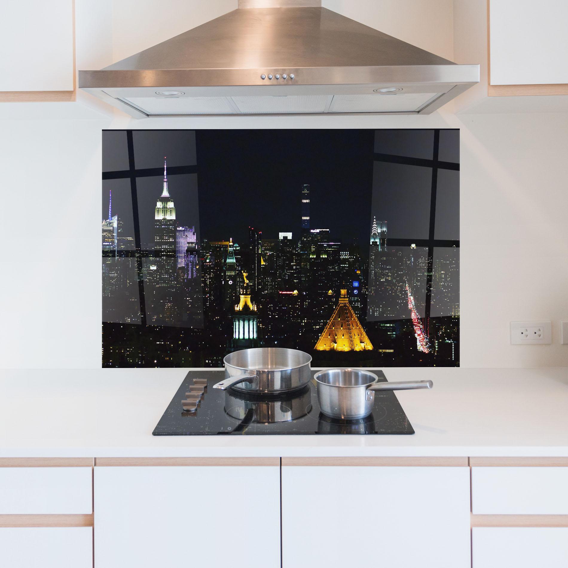 Küchenrückwand Glas Pretty City Night mockup 5