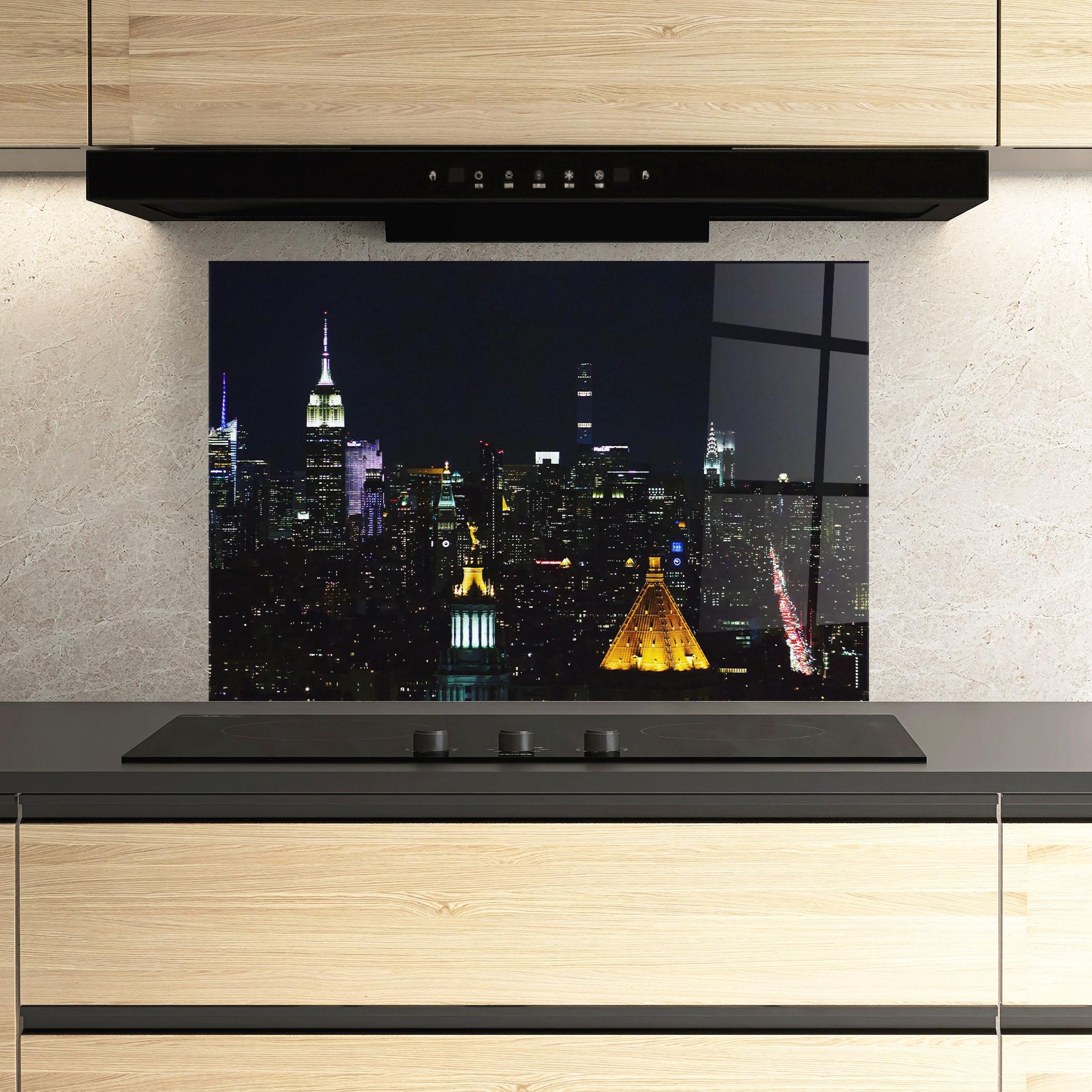 Küchenrückwand Glas Pretty City Night mockup 3