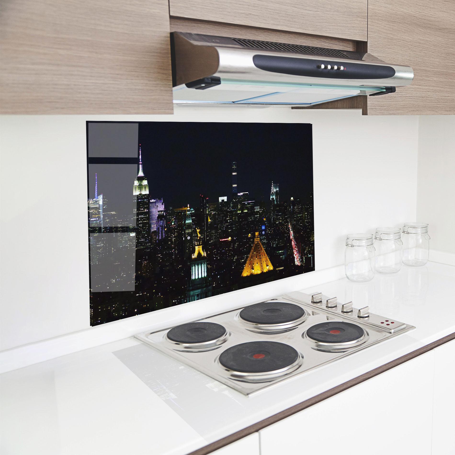 Küchenrückwand Glas Pretty City Night mockup 8