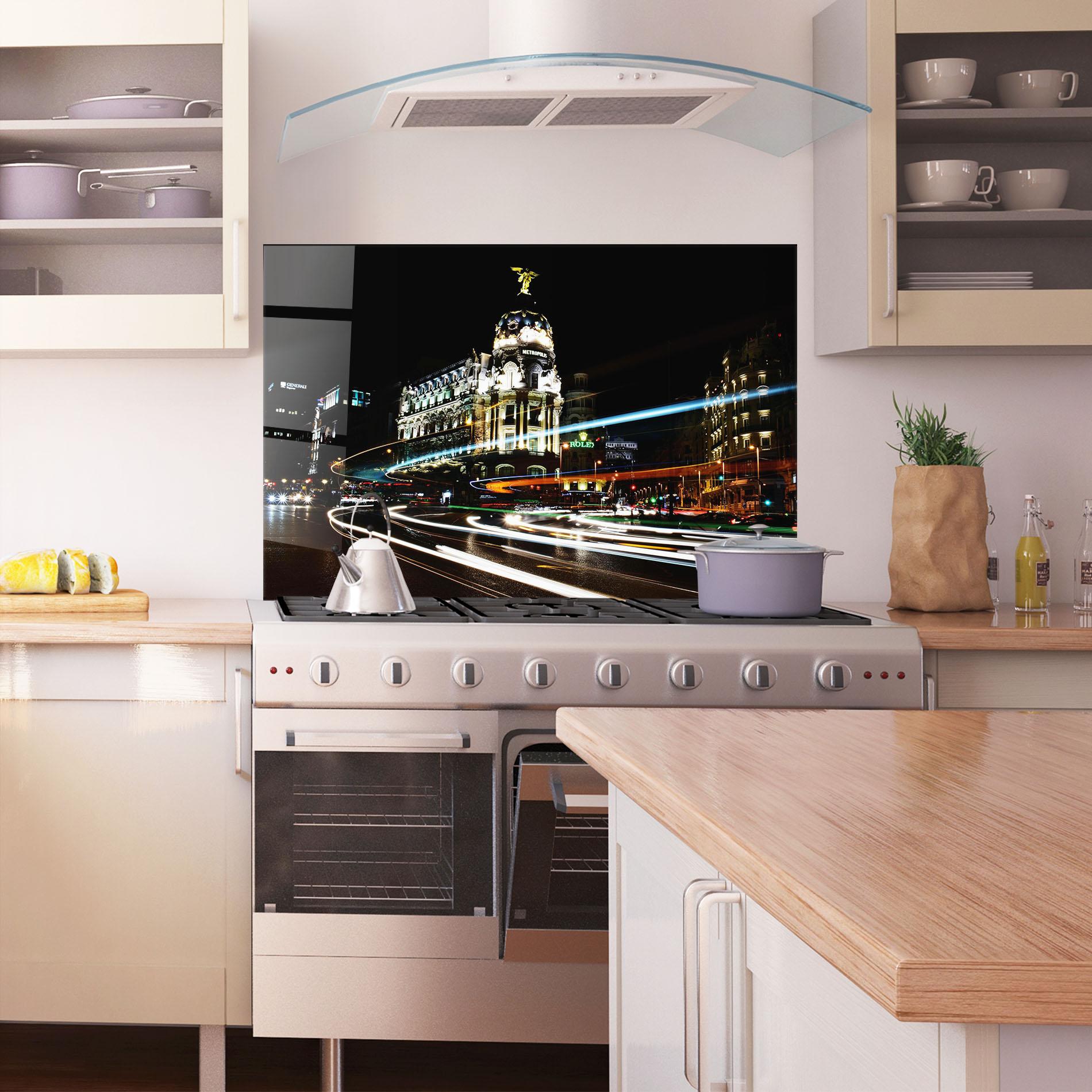 Küchenrückwand Glas Madrid At Night mockup 1
