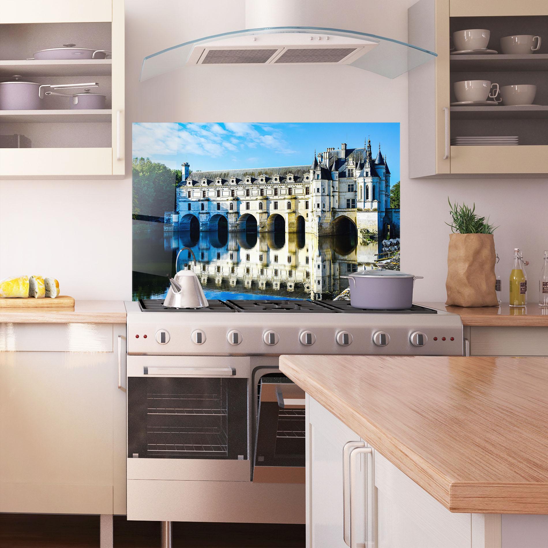 Küchenrückwand Glas White Building Reflection mockup 1