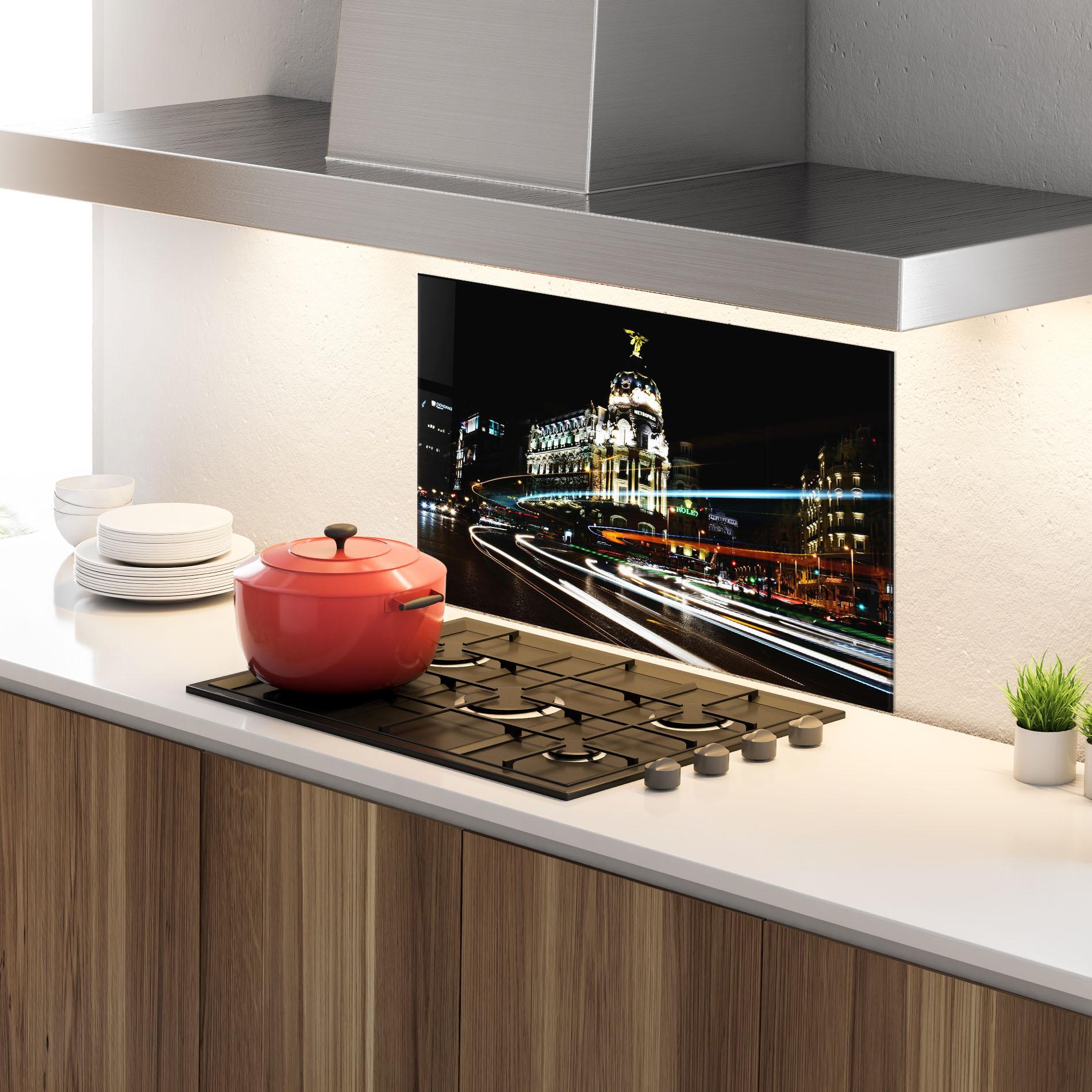 Küchenrückwand Glas Madrid At Night mockup 4