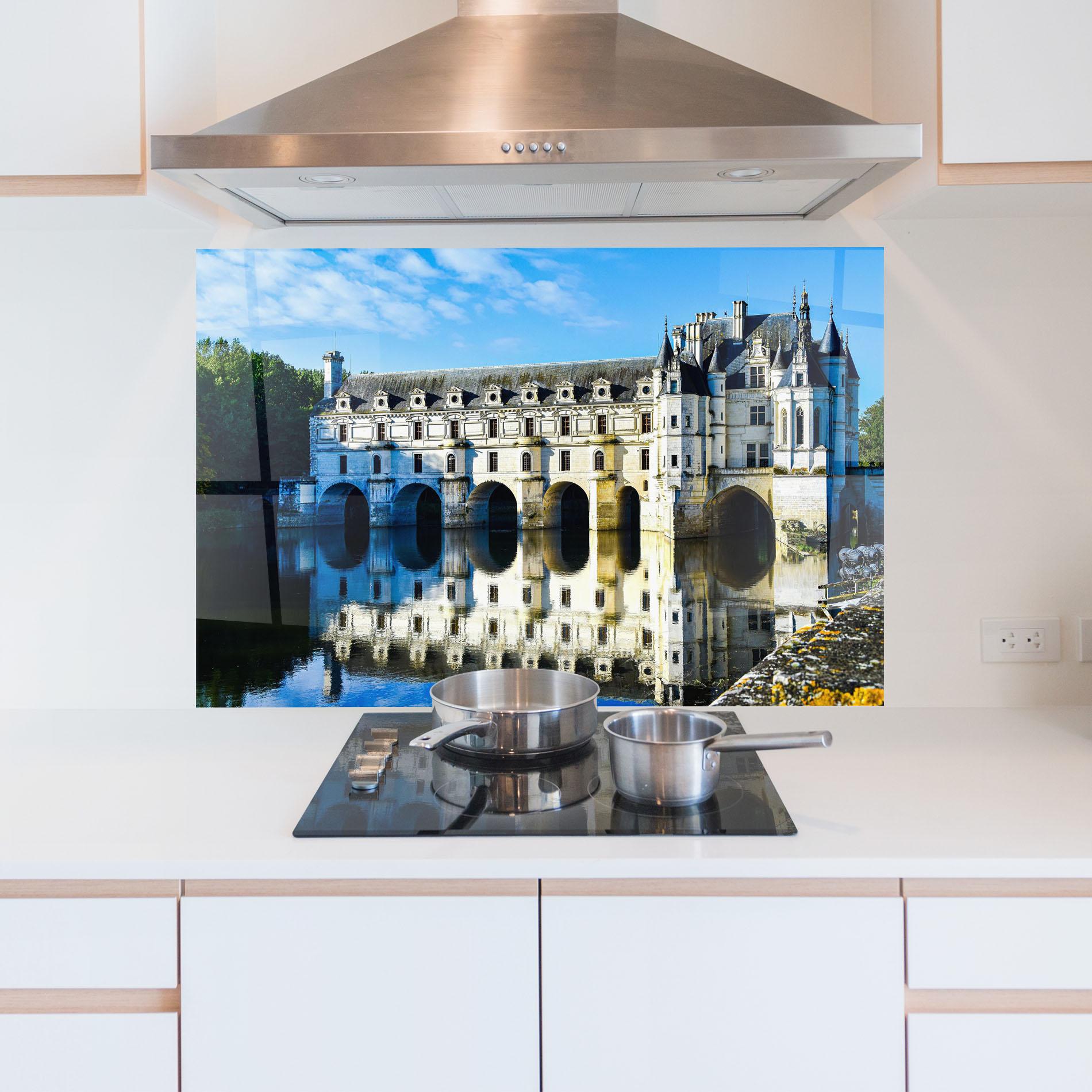 Küchenrückwand Glas White Building Reflection mockup 5