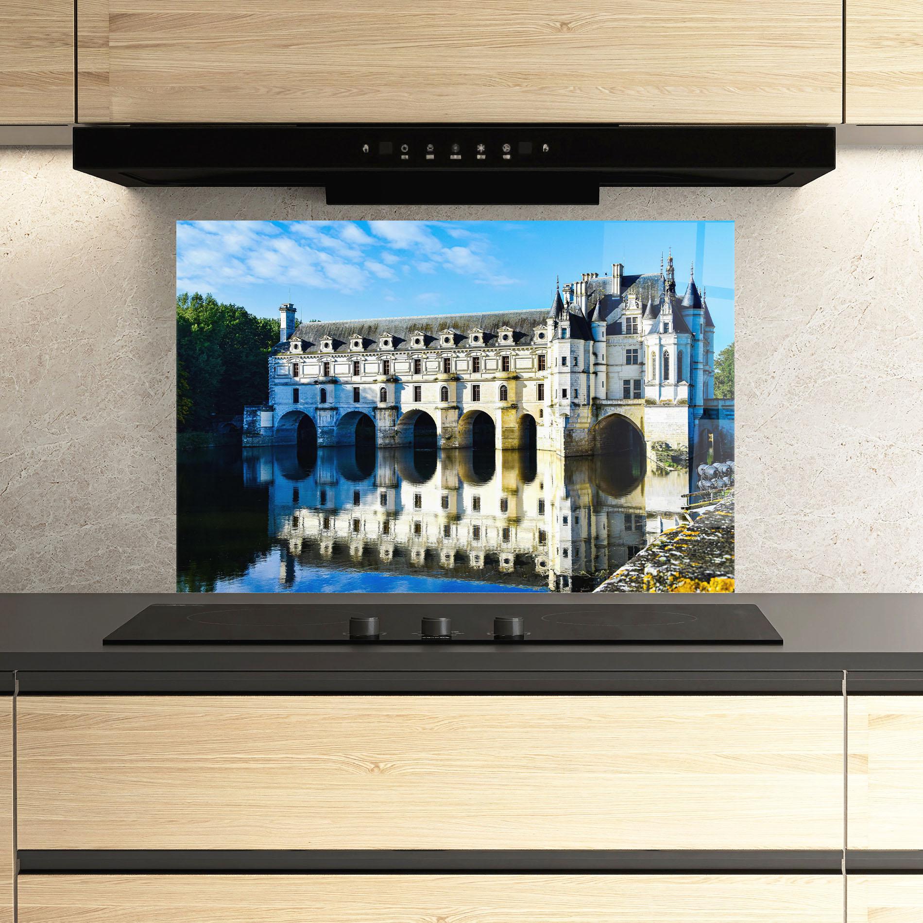 Küchenrückwand Glas White Building Reflection mockup 3