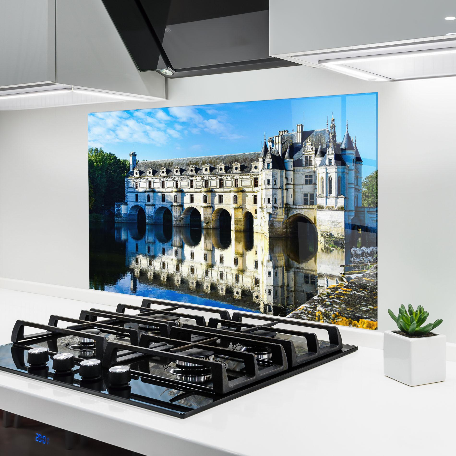 Küchenrückwand Glas White Building Reflection mockup 6