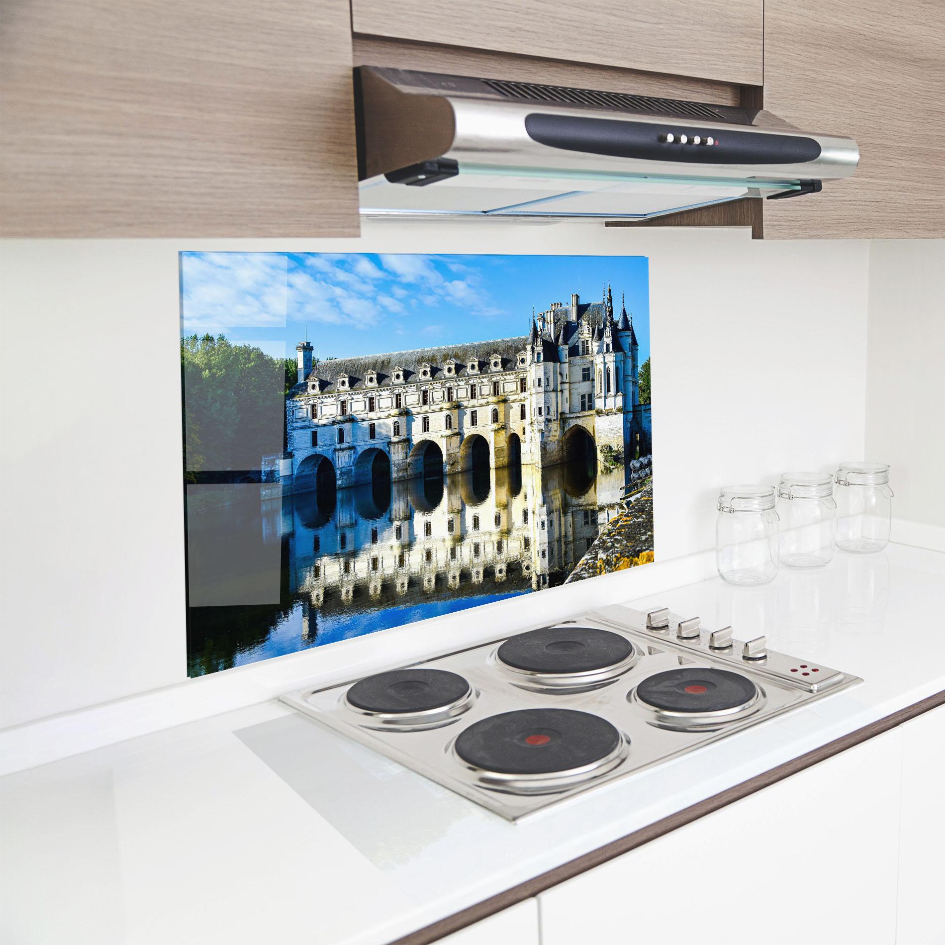 Küchenrückwand Glas White Building Reflection mockup 8