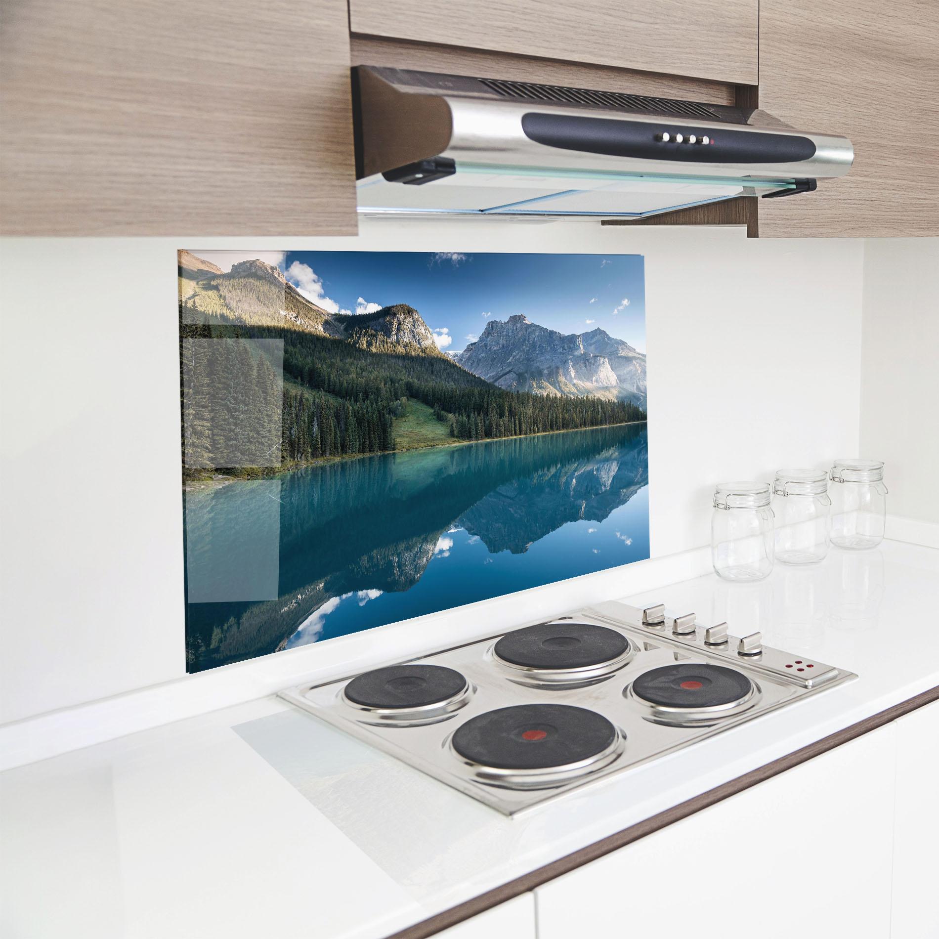 Küchenrückwand Glas Beautiful Emerald Lake mockup 8