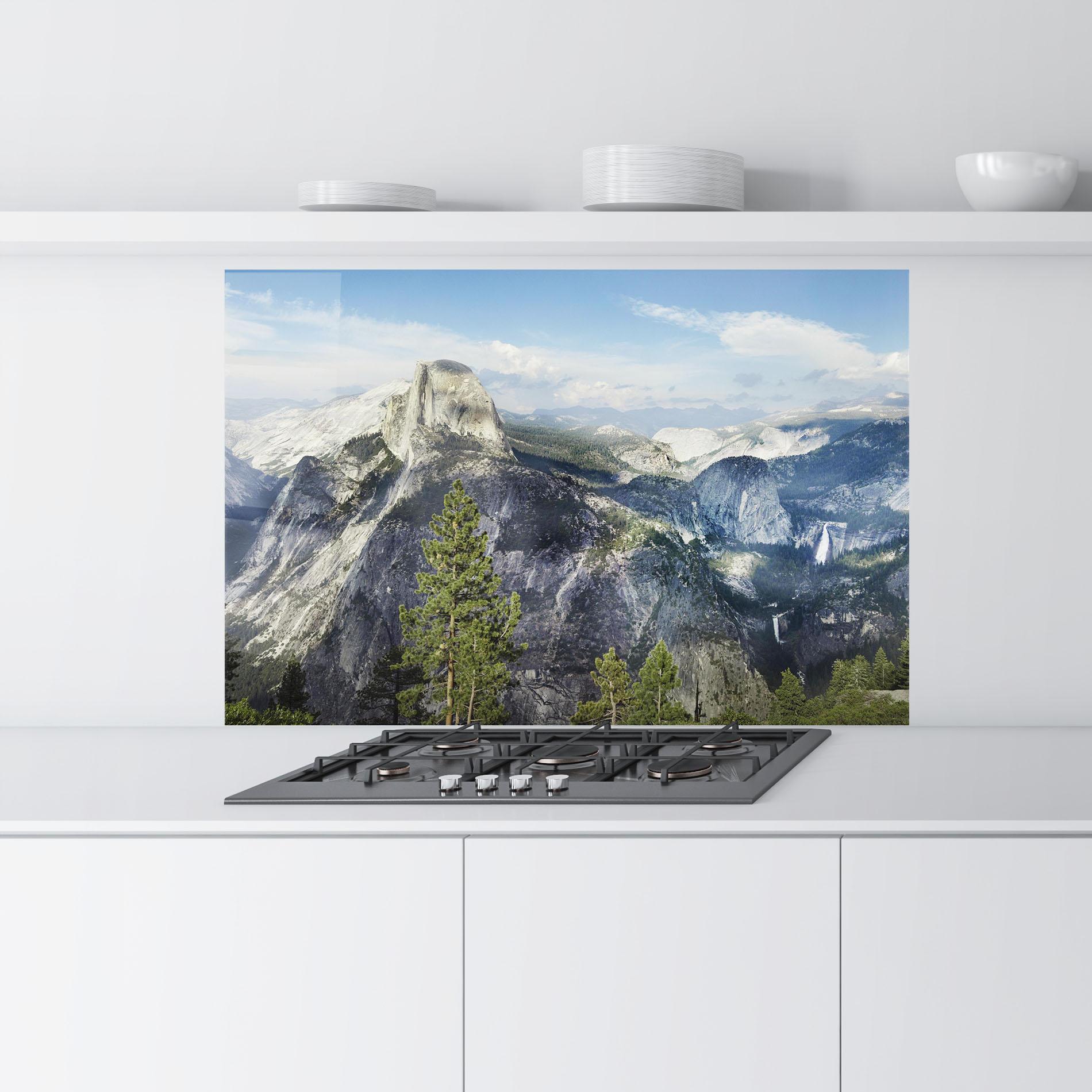 Küchenrückwand Glas Foggy Day Mountain mockup 9