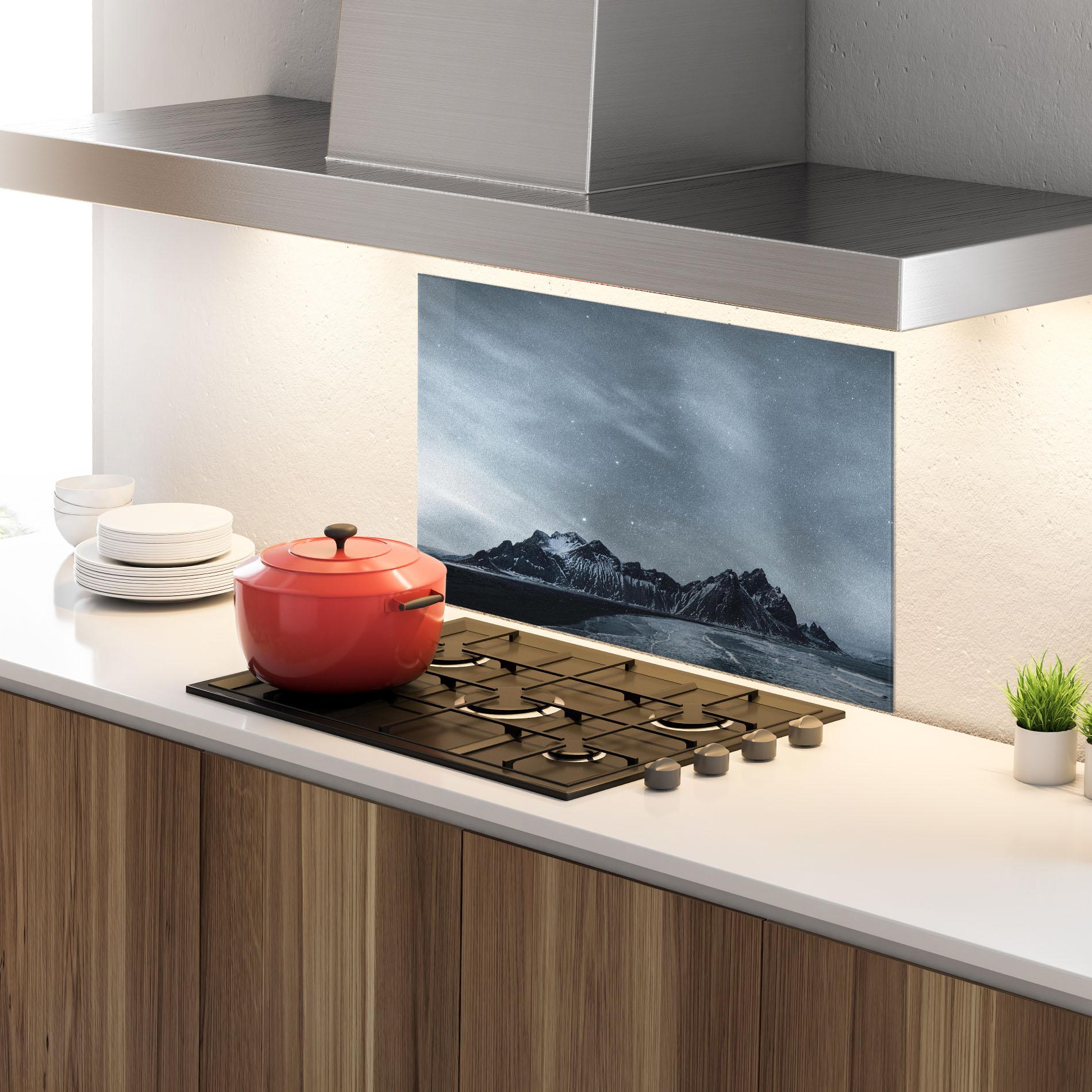 Küchenrückwand Glas Grey Star Mountain mockup 4