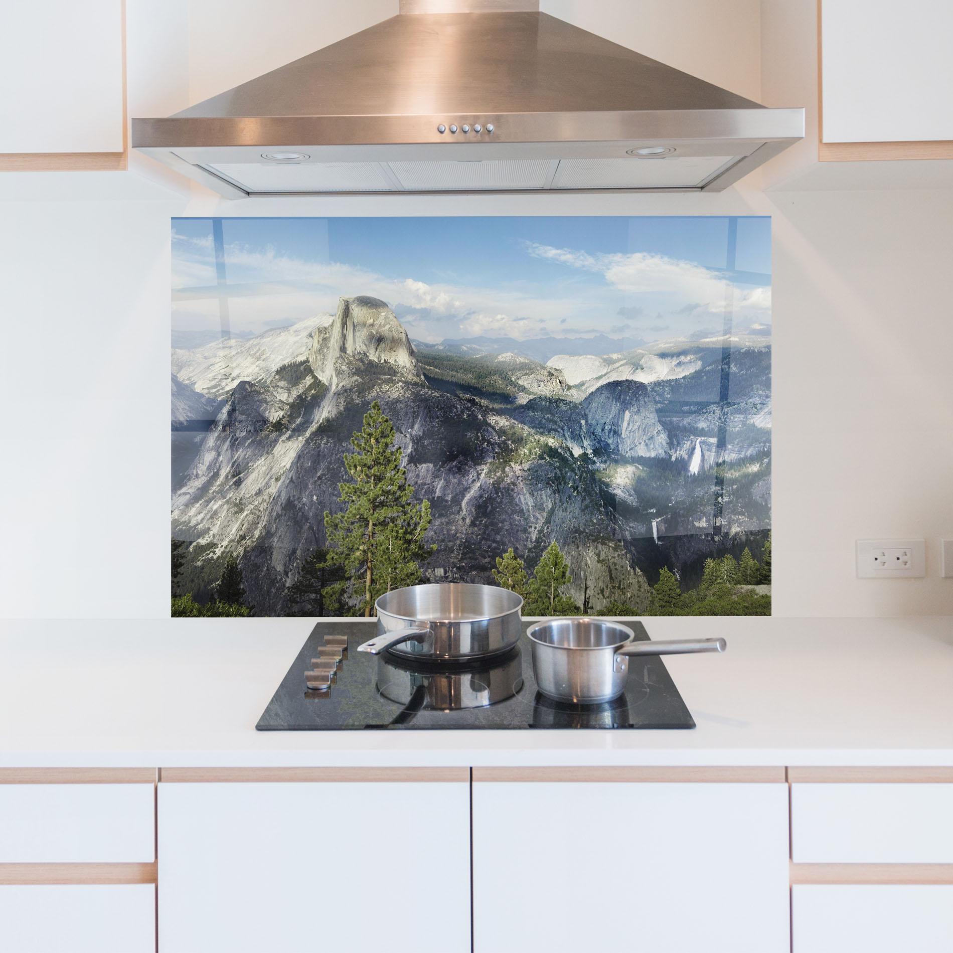 Küchenrückwand Glas Foggy Day Mountain mockup 5