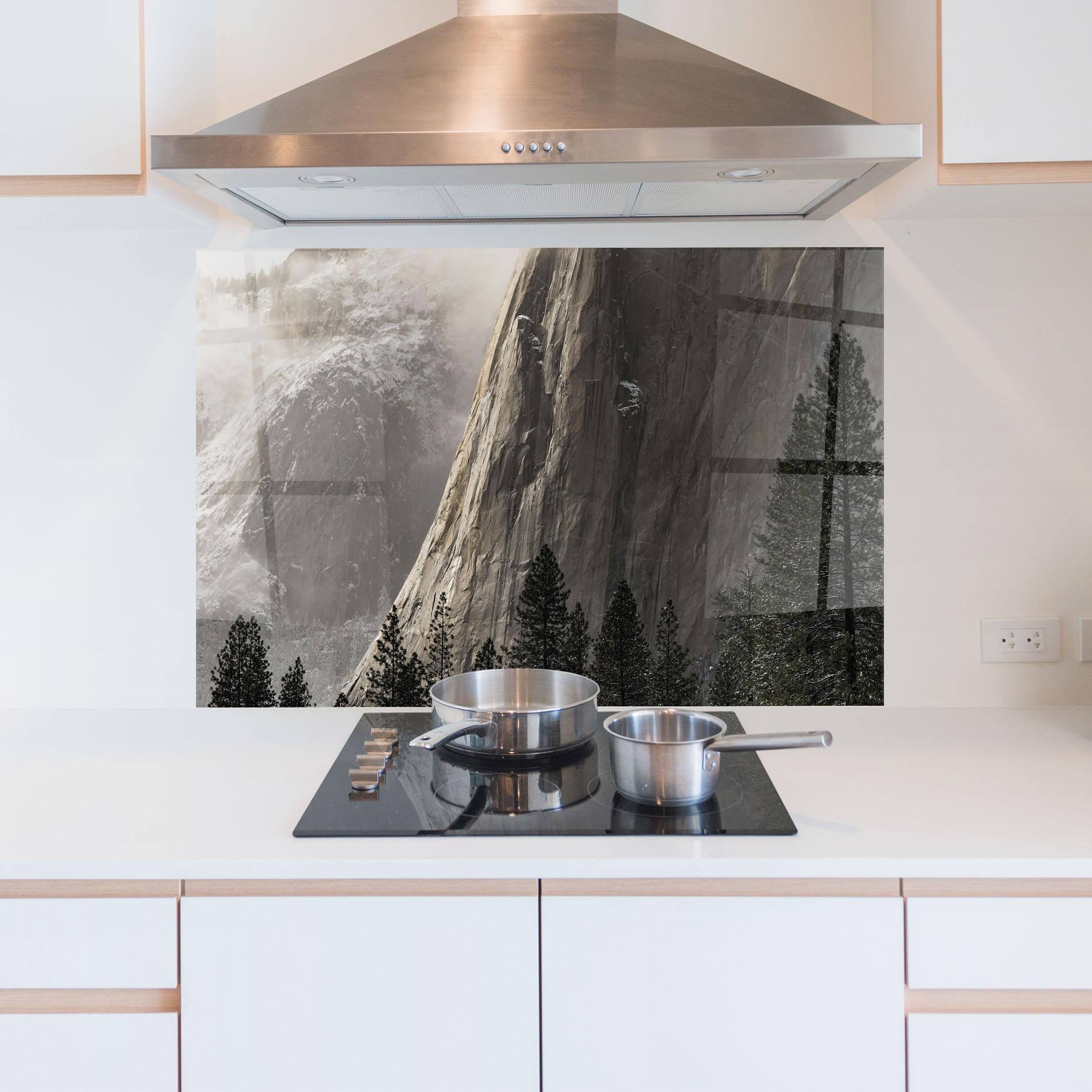 Küchenrückwand Glas Green Tree Mountain mockup 5