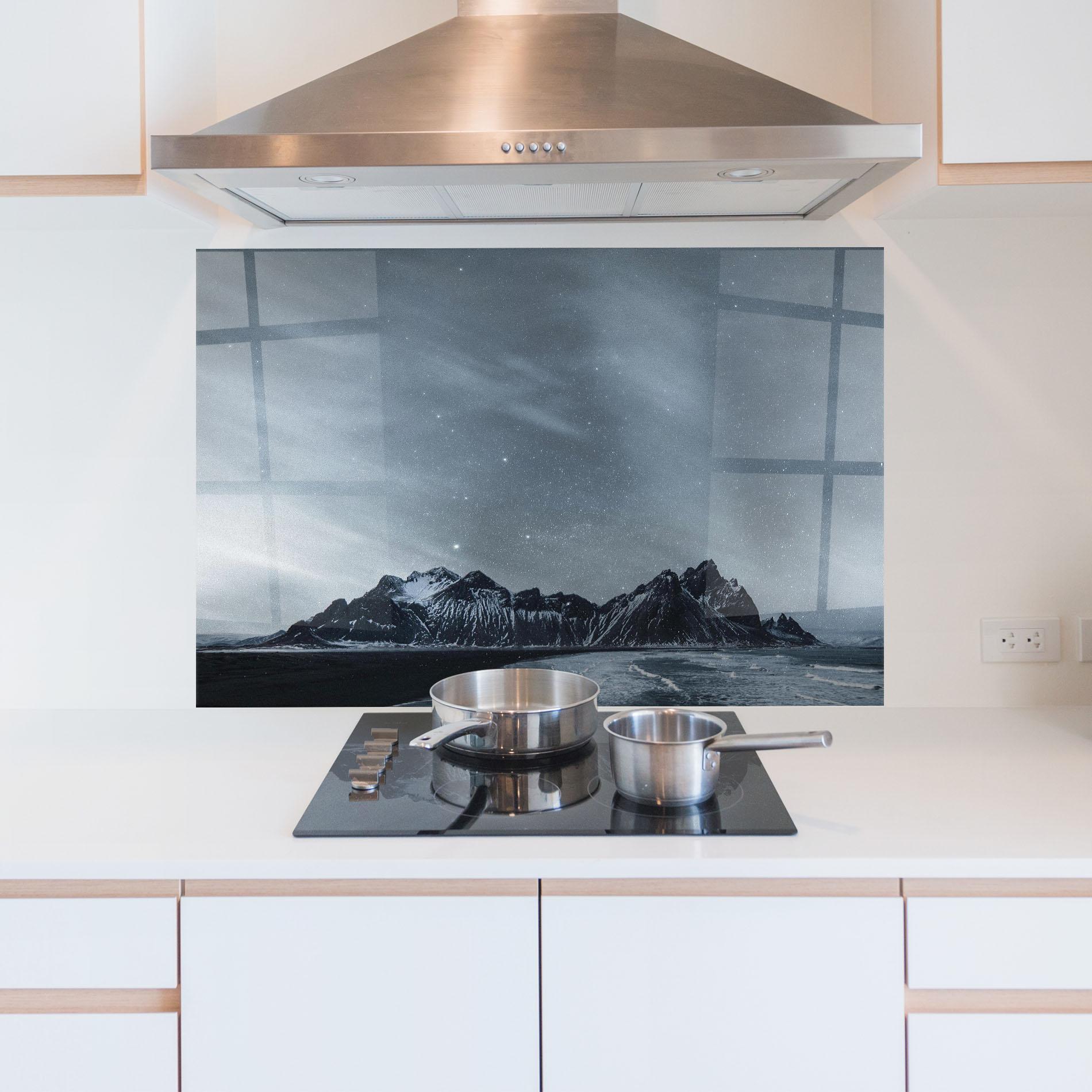 Küchenrückwand Glas Grey Star Mountain mockup 5